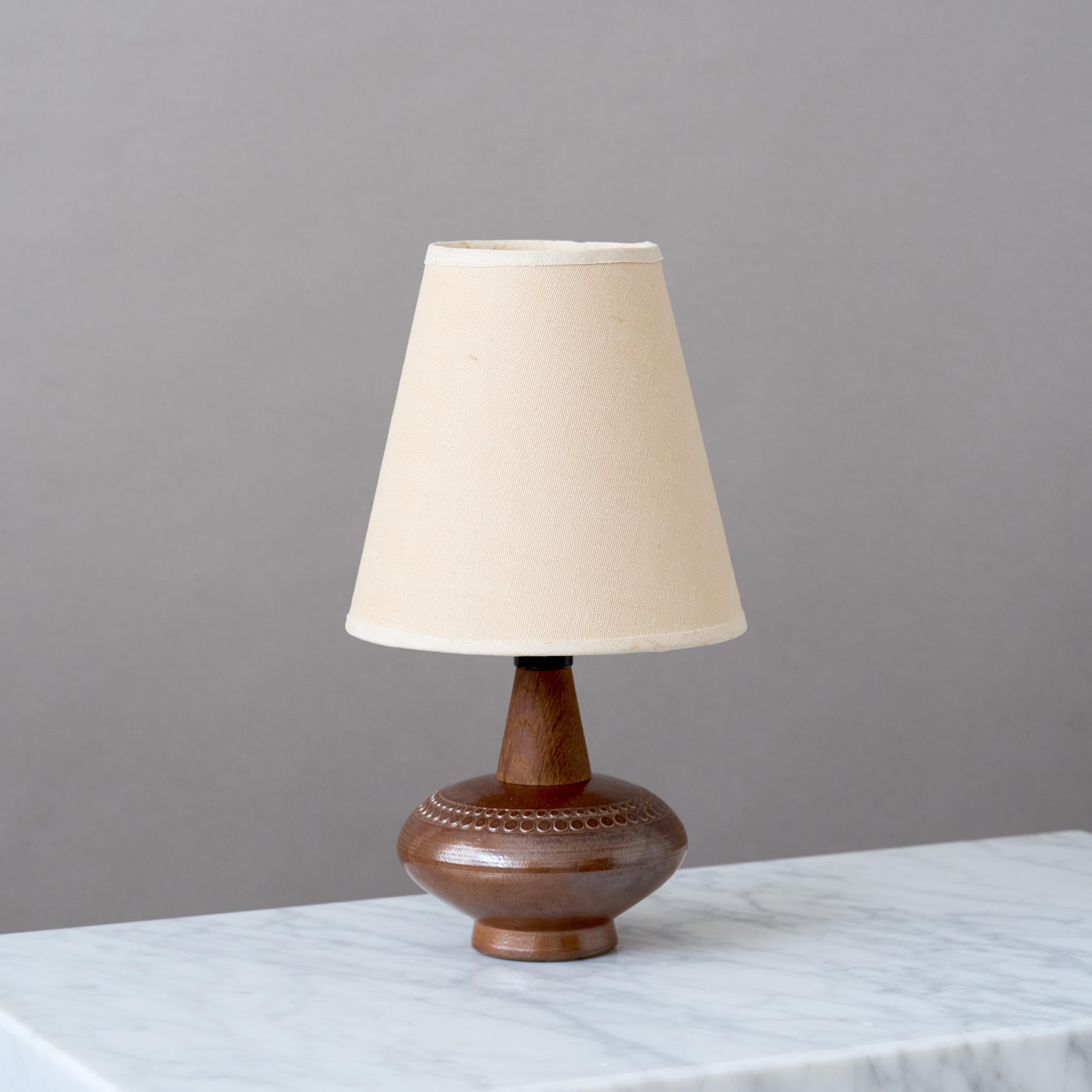 Suédois Petite lampe de table en grès et teck du milieu du siècle par Yngve Blixt, Suède 1960s en vente