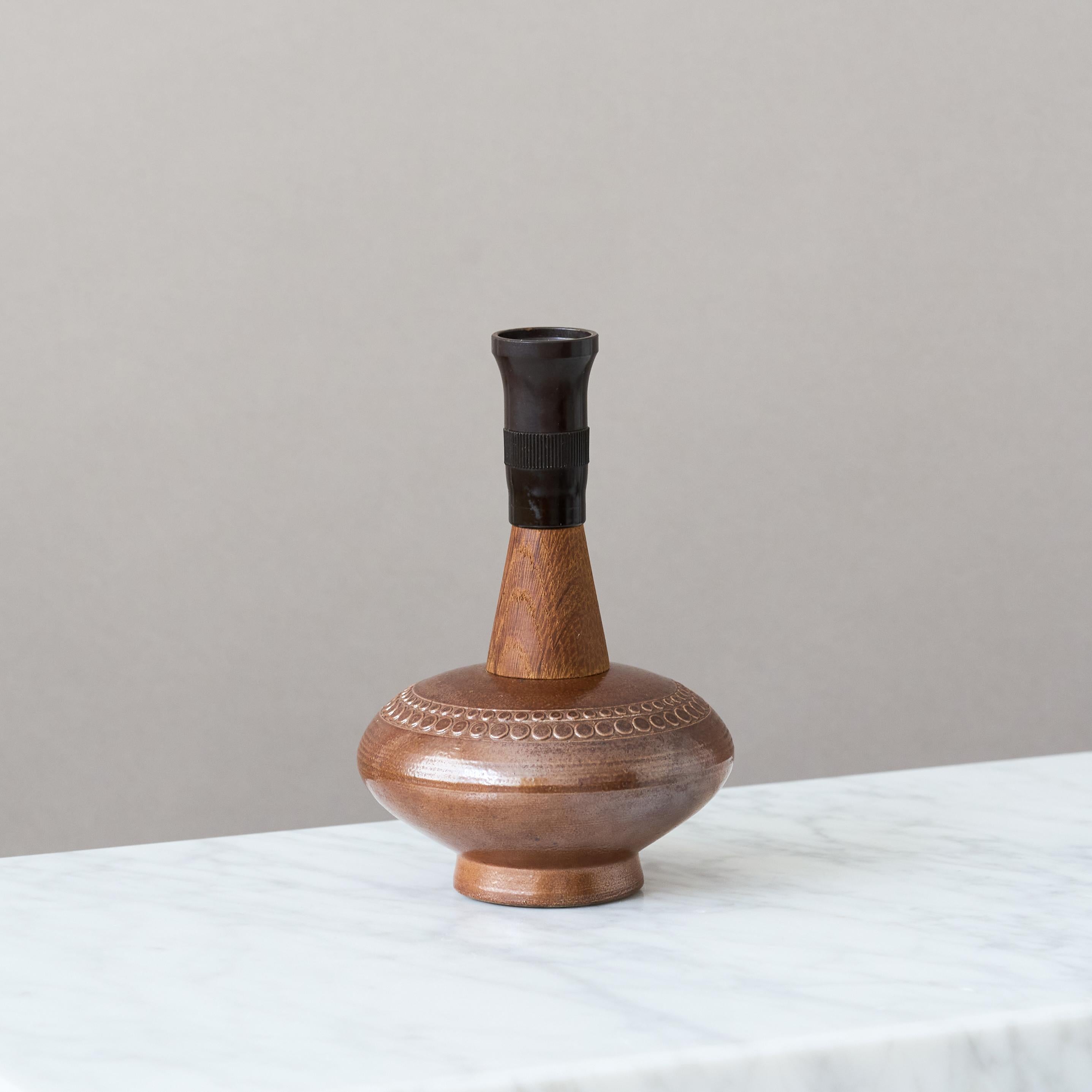 Vernissé Petite lampe de table en grès et teck du milieu du siècle par Yngve Blixt, Suède 1960s en vente