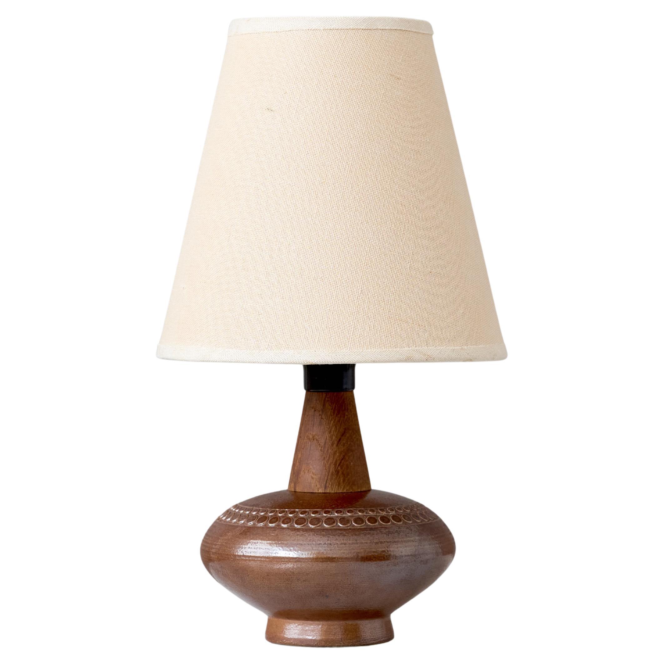 Petite lampe de table en grès et teck du milieu du siècle par Yngve Blixt, Suède 1960s en vente