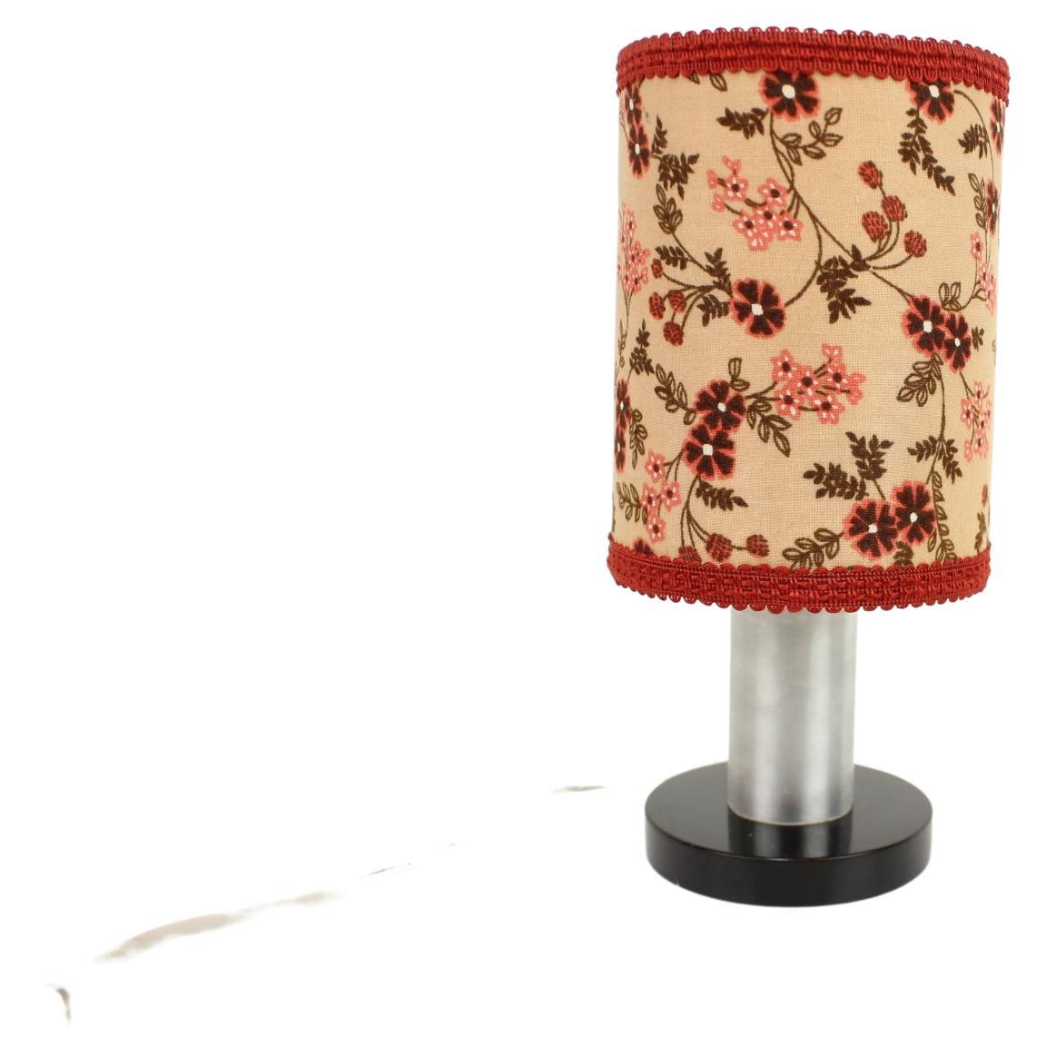 Small table lamp made of paper, metal, chrome and fabric.
Original condition with minor signs of use.
Fully functional, ready to be used.
Repolished, cleaned
