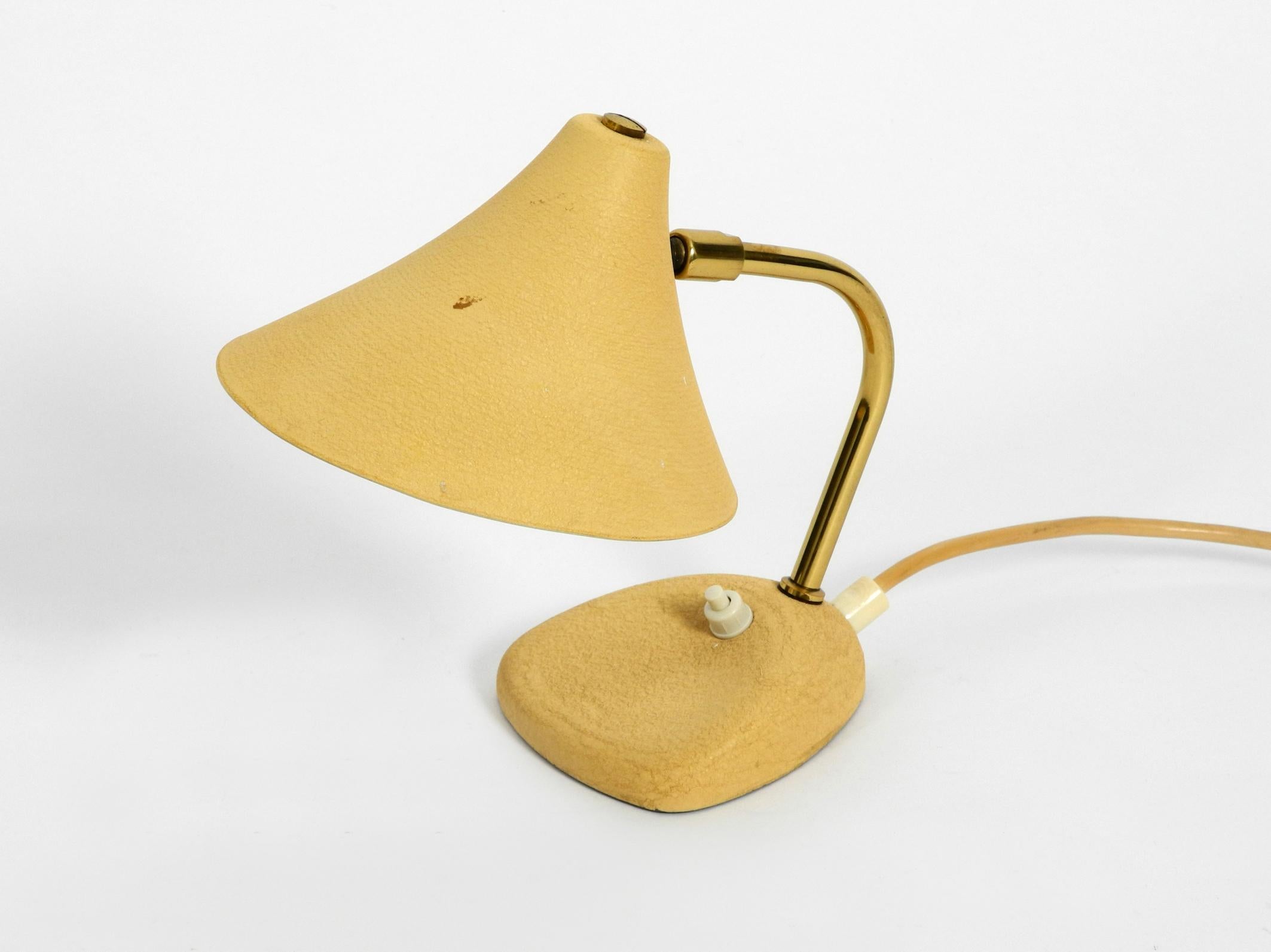 Petite lampe de bureau du milieu du siècle dernier avec laque beige froissée et abat-jour réglable 4