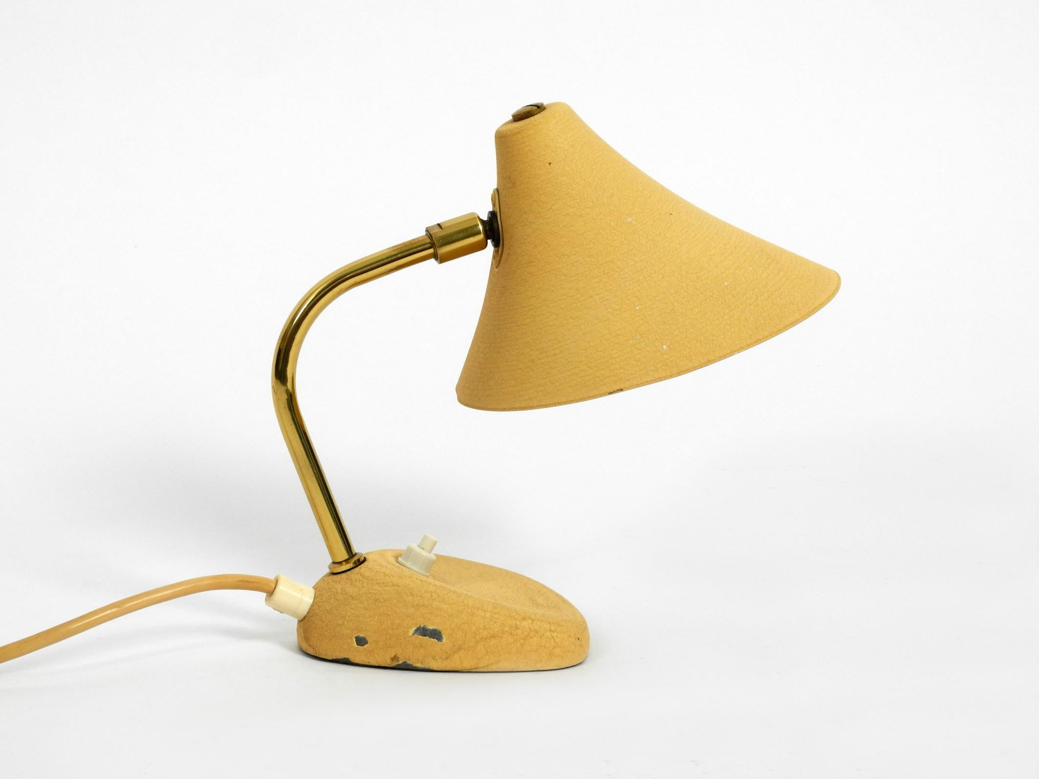 Mid-Century Modern Petite lampe de bureau du milieu du siècle dernier avec laque beige froissée et abat-jour réglable