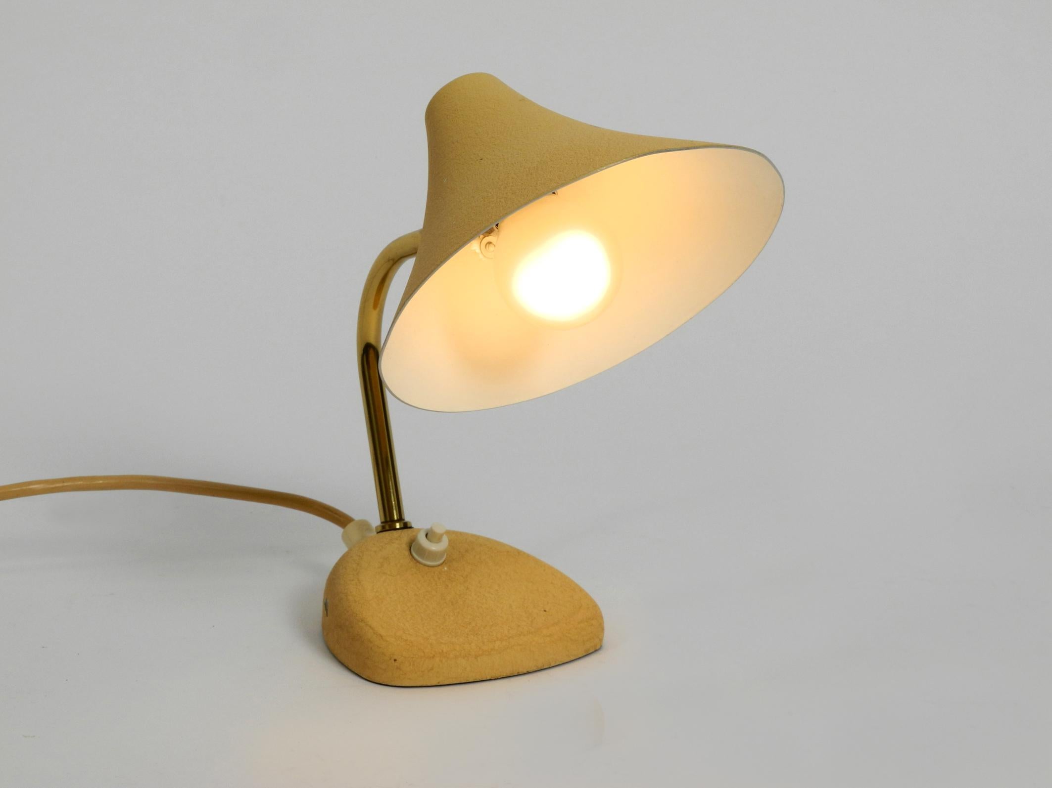 Autrichien Petite lampe de bureau du milieu du siècle dernier avec laque beige froissée et abat-jour réglable