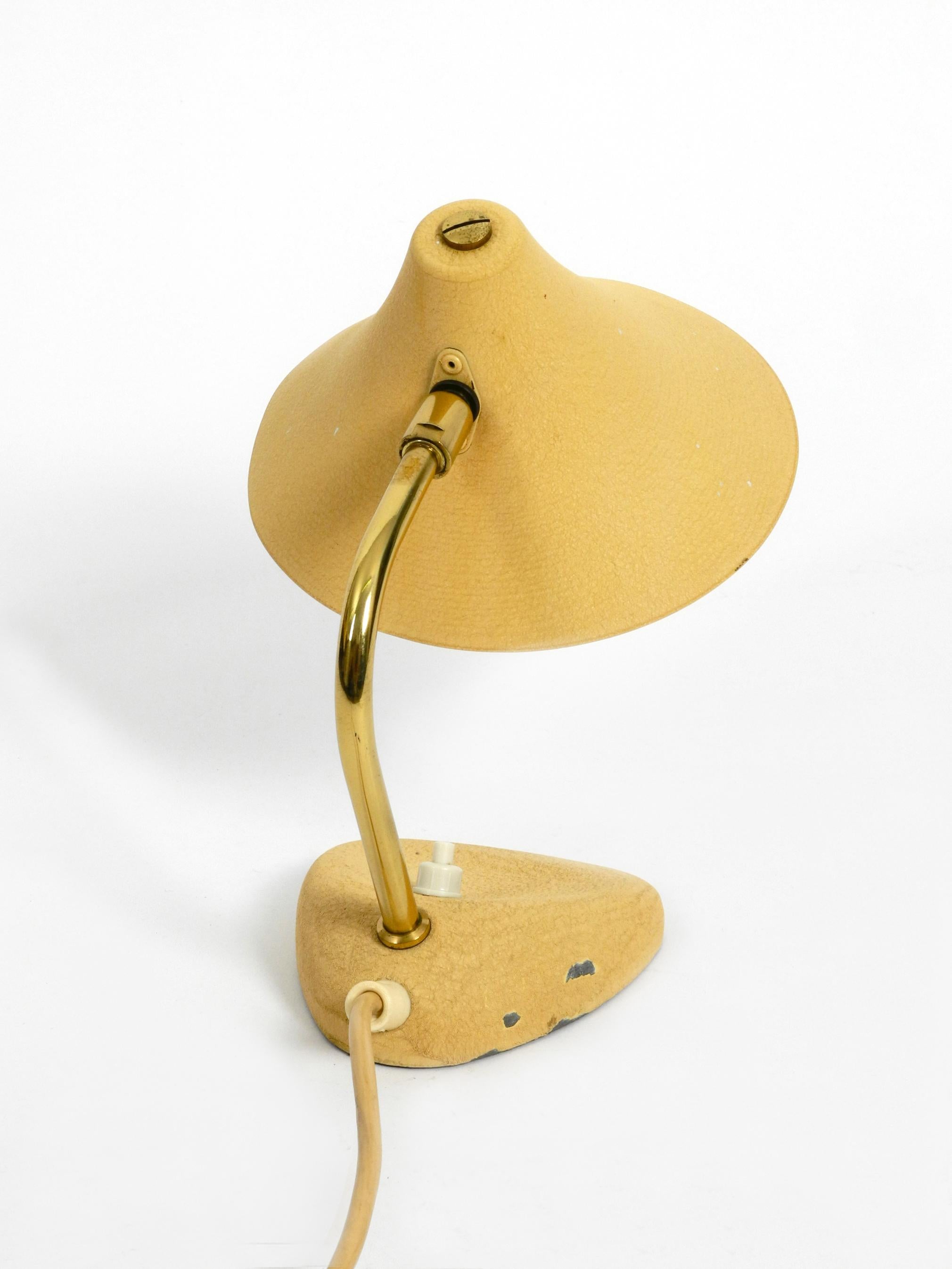 Milieu du XXe siècle Petite lampe de bureau du milieu du siècle dernier avec laque beige froissée et abat-jour réglable
