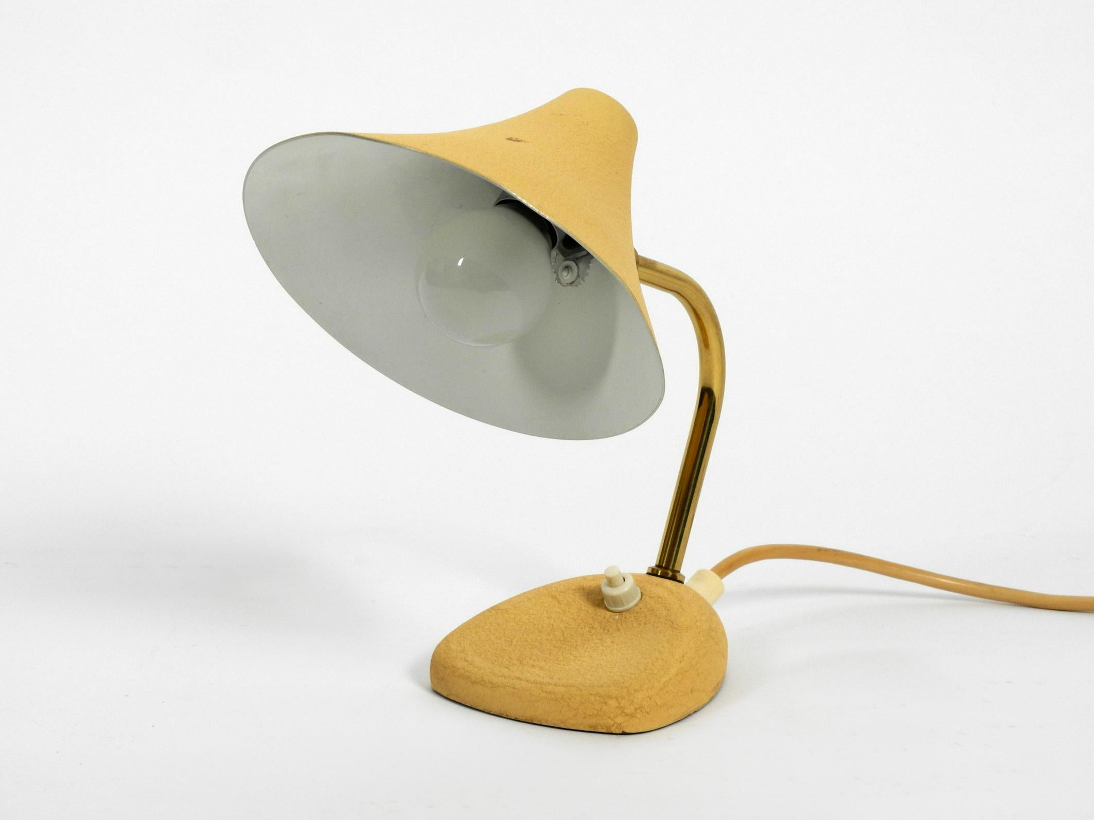 Petite lampe de bureau du milieu du siècle dernier avec laque beige froissée et abat-jour réglable 2