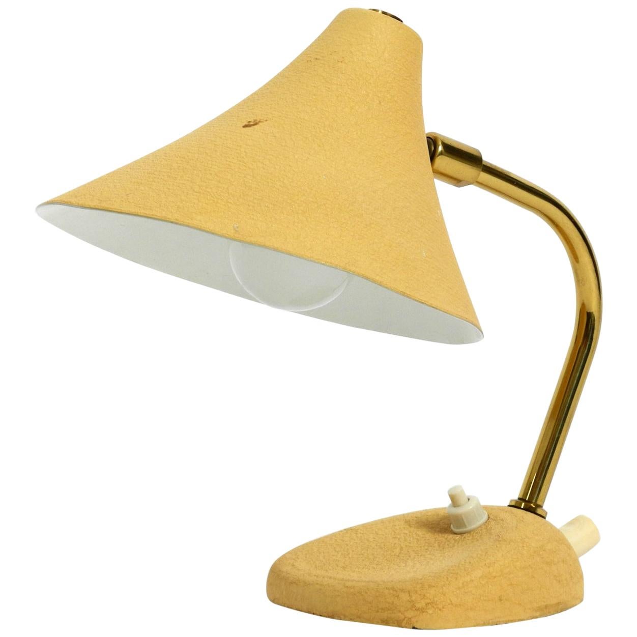Petite lampe de bureau du milieu du siècle dernier avec laque beige froissée et abat-jour réglable
