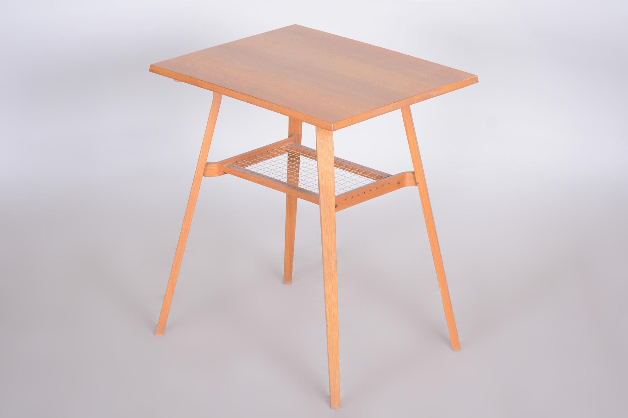 Small Mid Century Table Made in 1960s Czechia by Volák, Fully Restored Oak For Sale 1