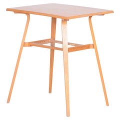 Petite table du milieu du siècle fabriquée en République tchèque dans les années 1960 par Volk, entièrement restaurée en chêne