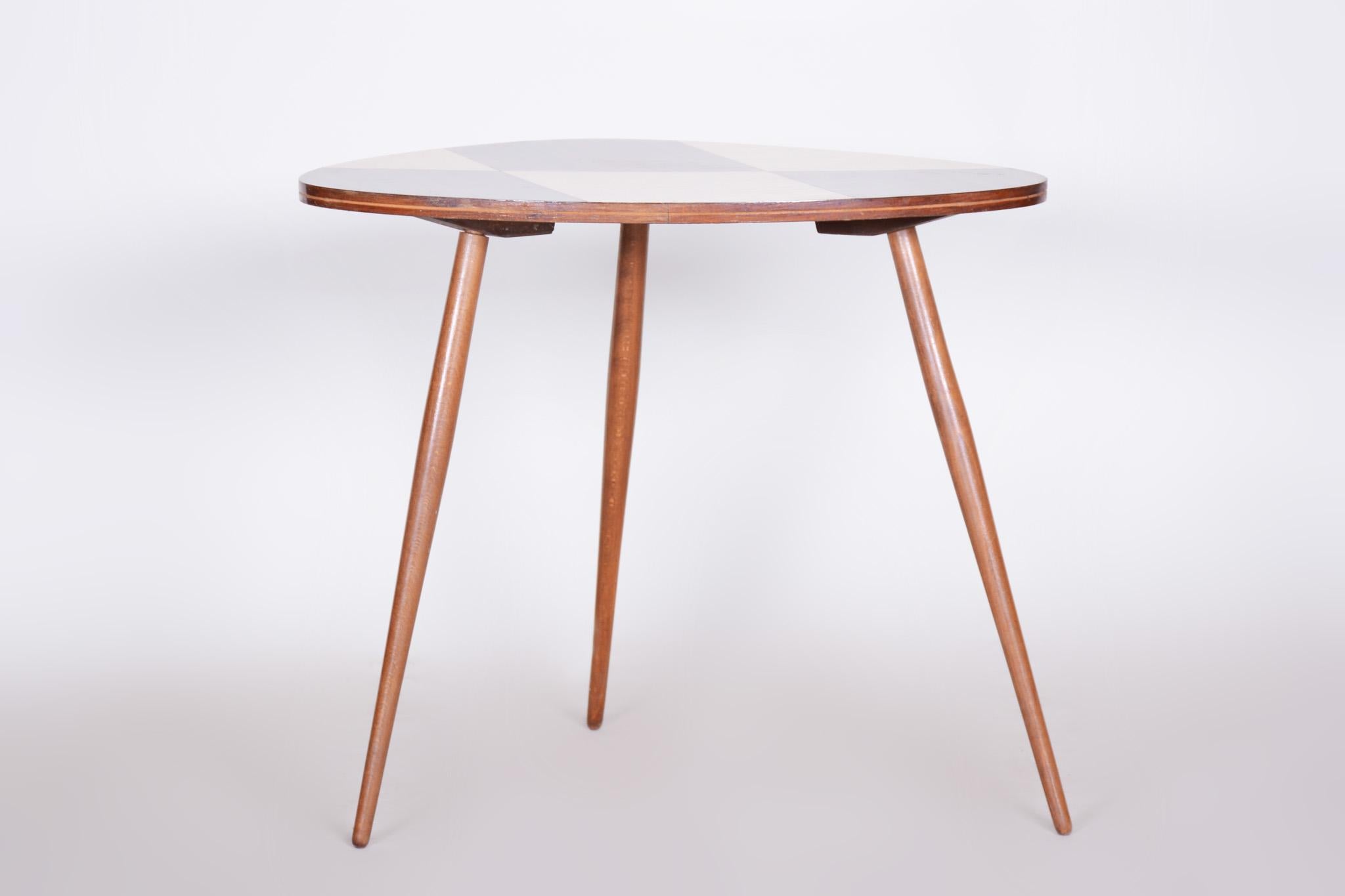 Small table.
Czech midcentury
Material: Formica and beech
Period: 1950-1959.