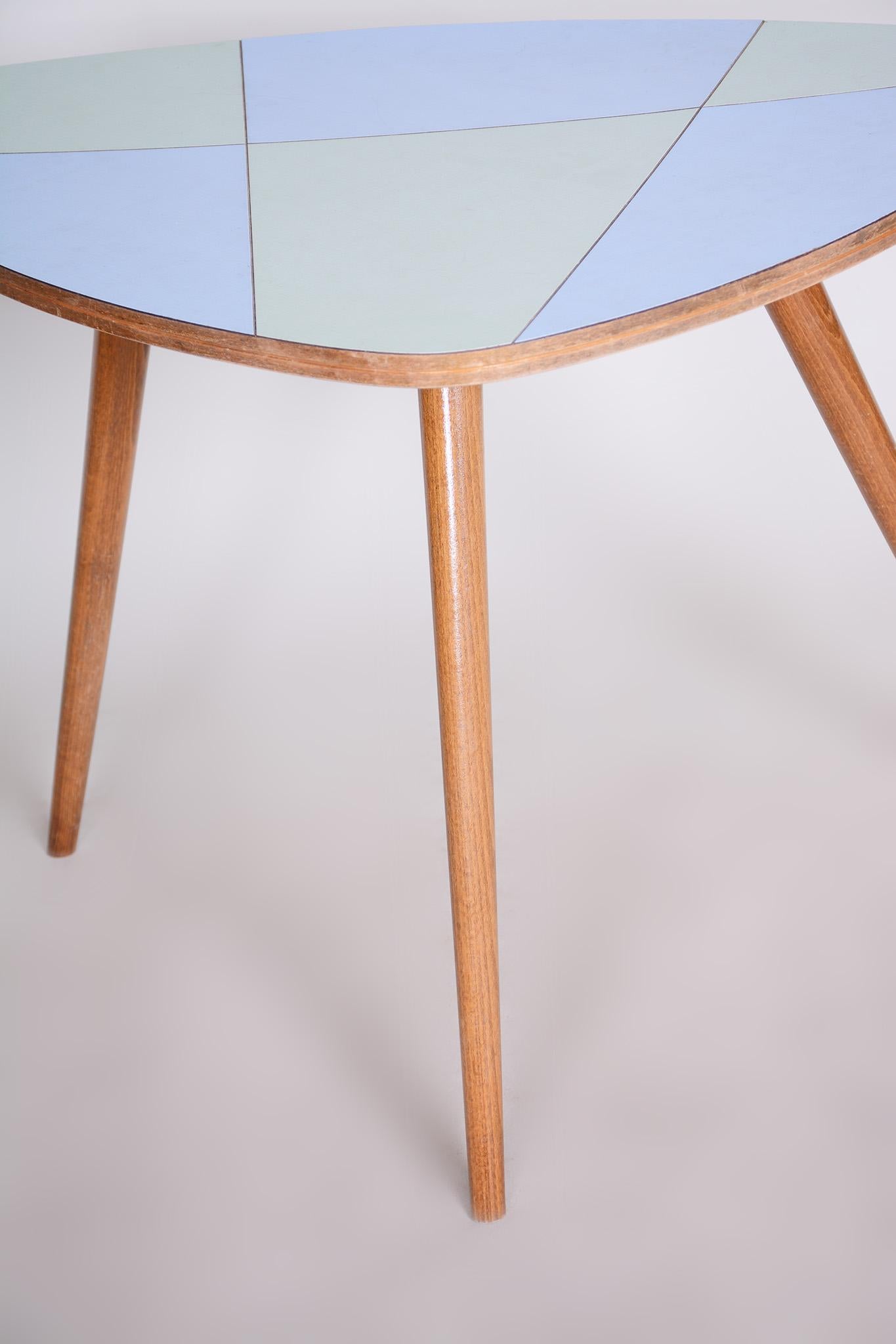 Small Mid Century Table, Made in Czechia, 1950s, Original Condition, Beech In Good Condition For Sale In Brandys nad Labem, Středočeský kraj