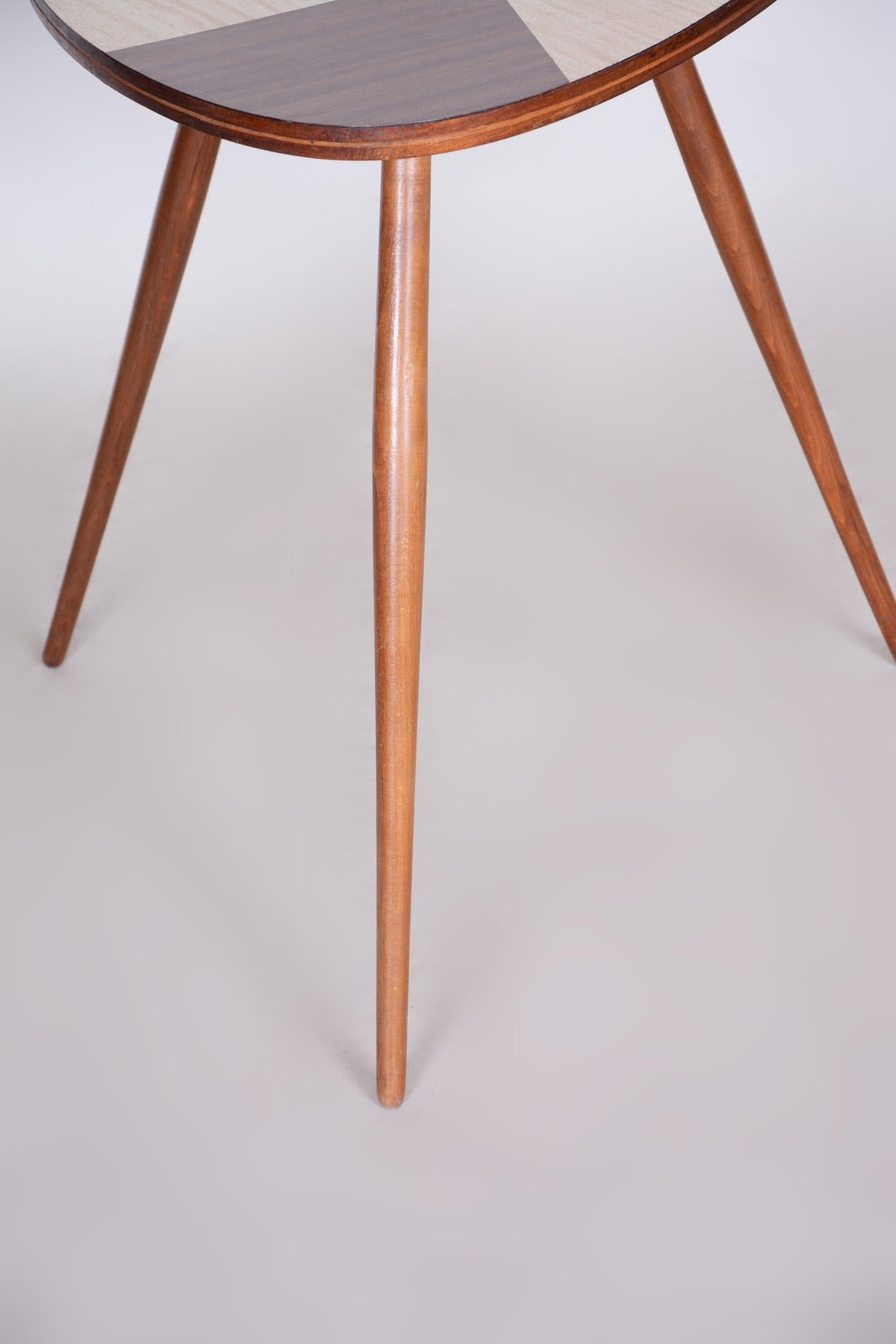 Small Mid Century Table, Made in Czechia, 1950s, Original Condition. Beech For Sale 2
