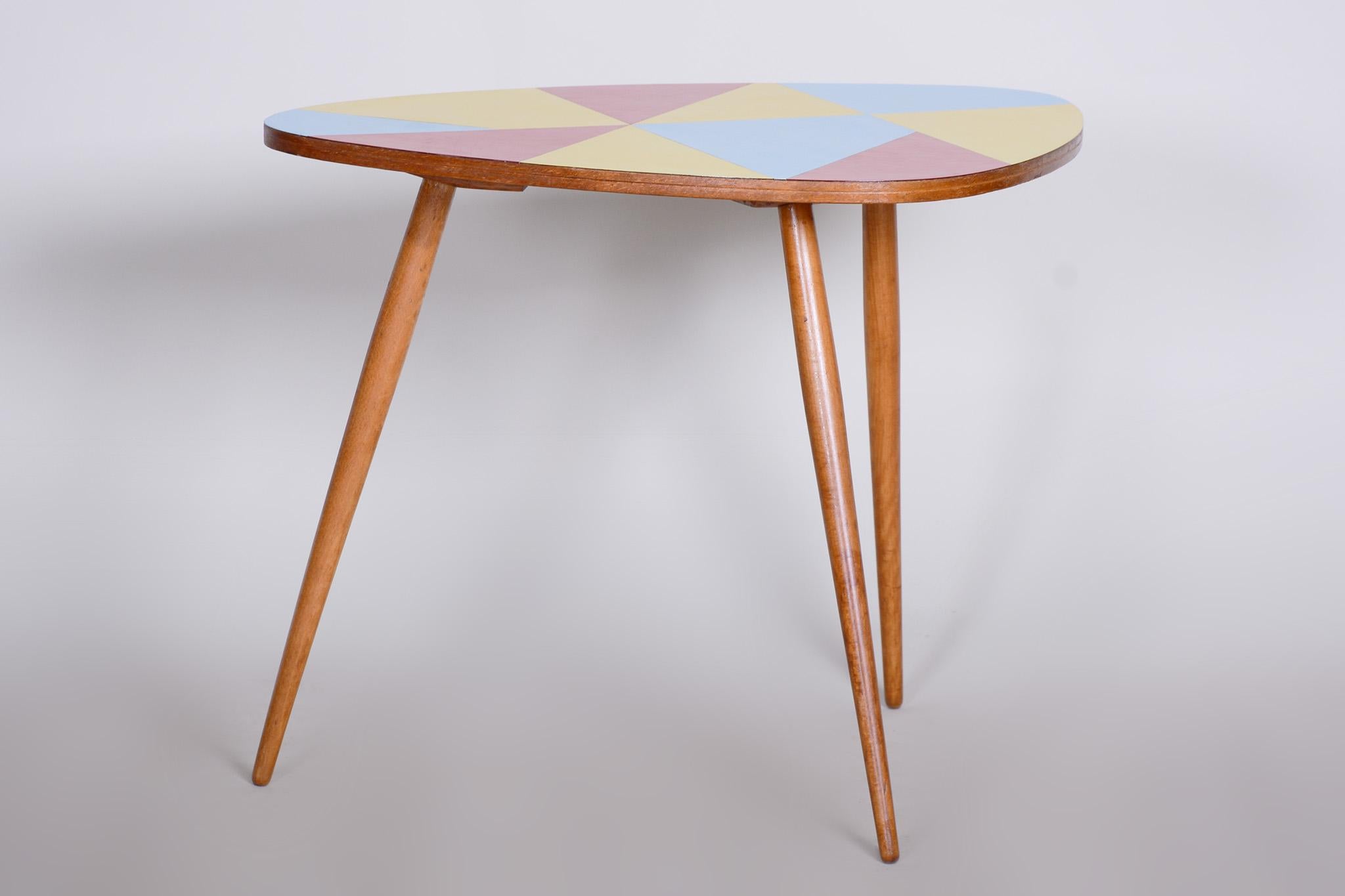Small table.
Czech midcentury
Material: Formica and beech
Period: 1950-1959.