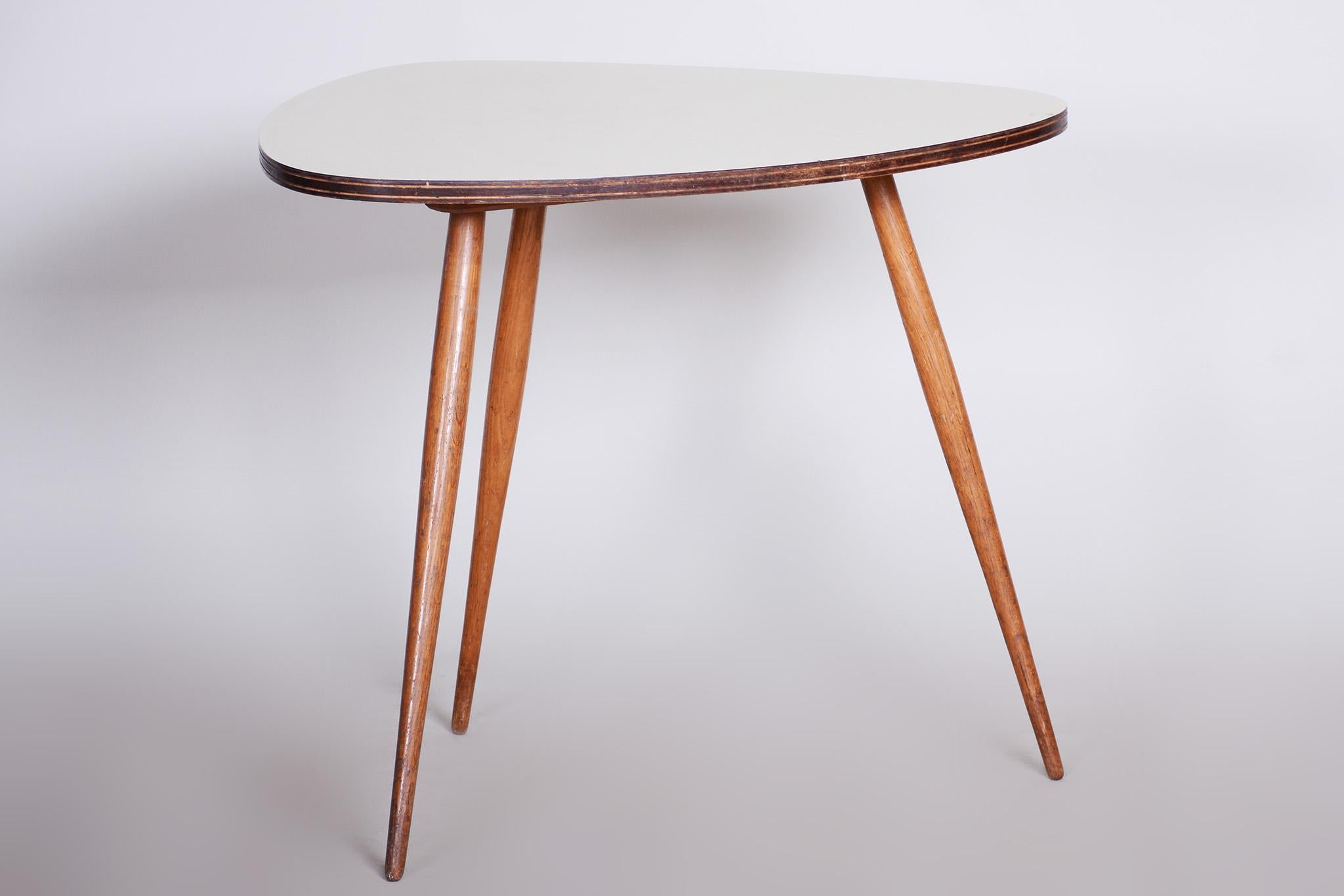 Small table.
Czech midcentury
Material: Formica and beech
Period: 1950-1959.