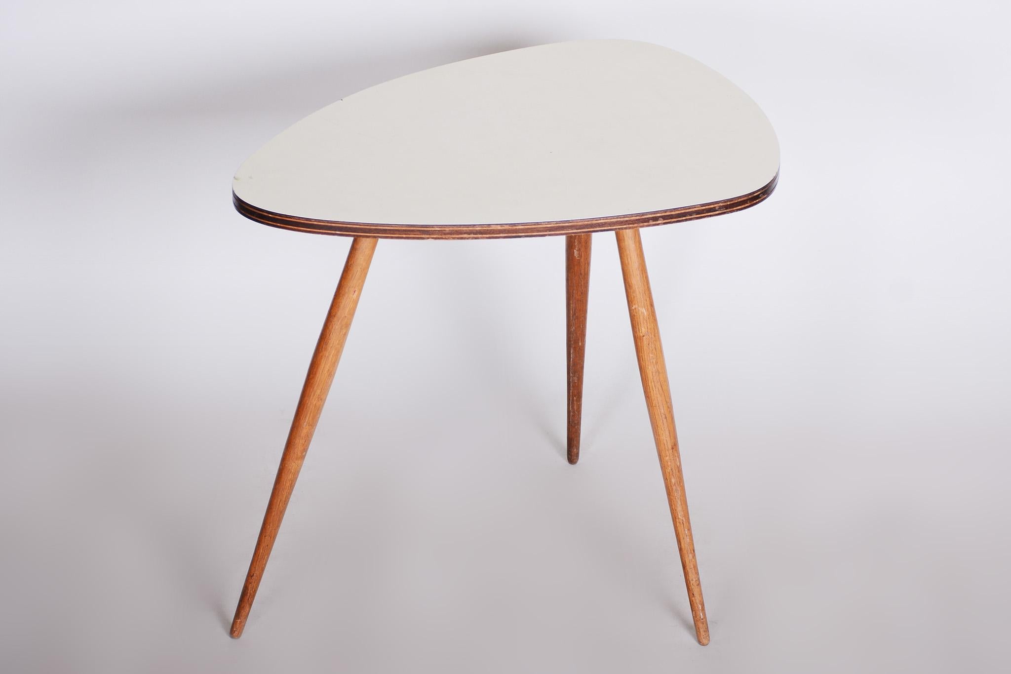 Small Mid Century Table, Made in Czechia, 1950s, Original Condition In Good Condition For Sale In Brandys nad Labem, Středočeský kraj