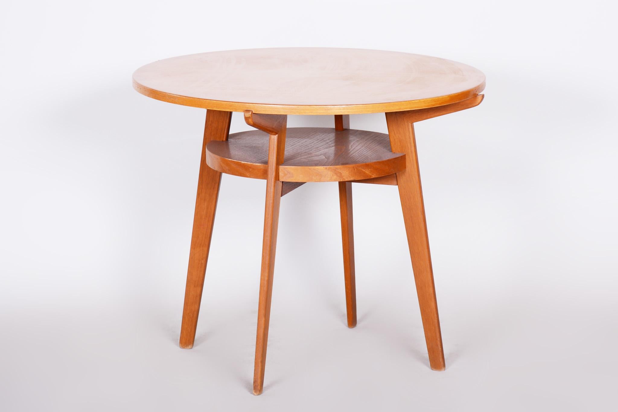 Small table.
Czech Mid-Century.
Material: Oak
Well preserved condition
Revived polish
Period: 1950-1959.