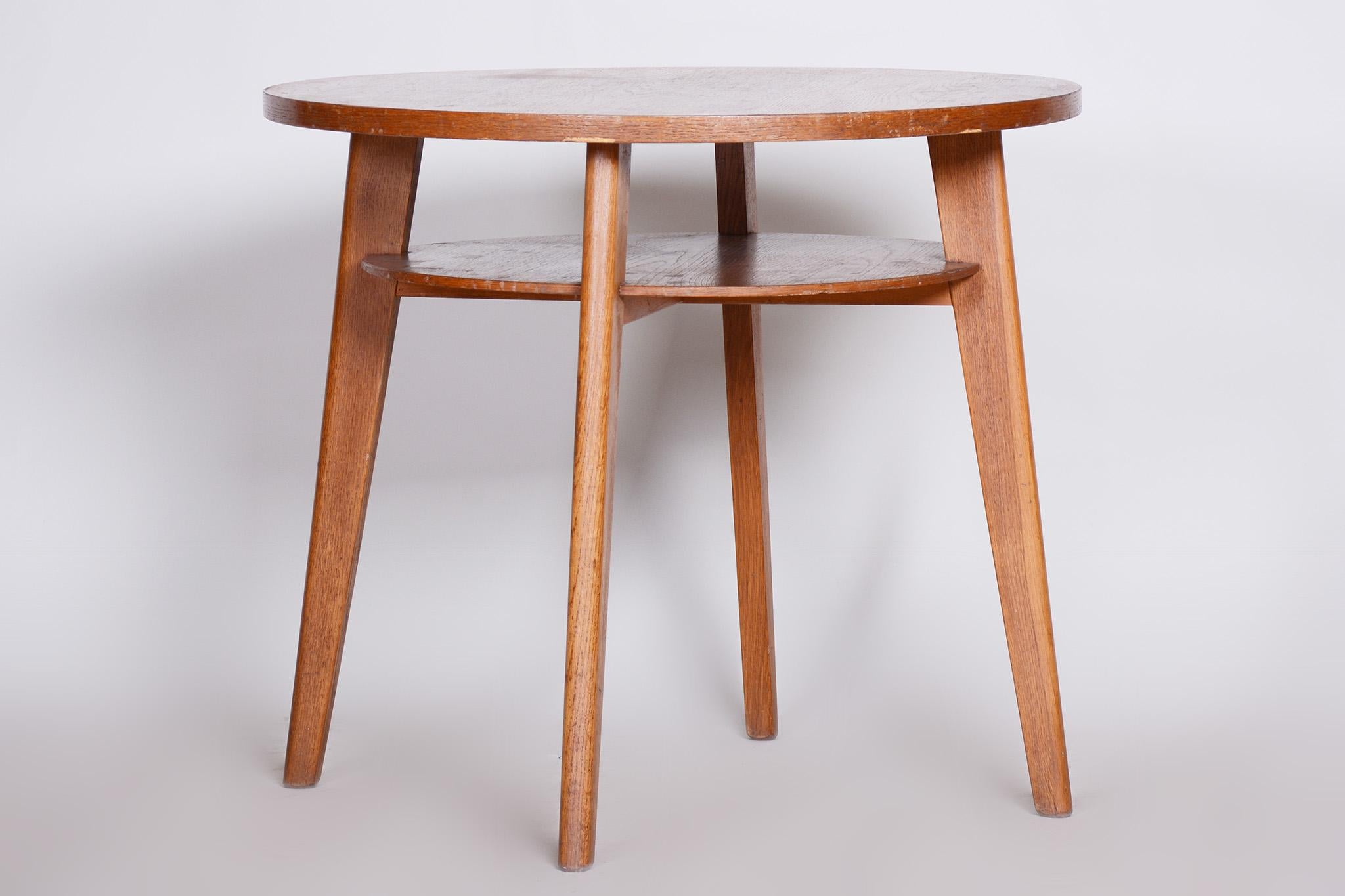 Mid-Century Modern Small Mid Century Table, Made in Czechia, 1950s, Original Condition, Oak For Sale