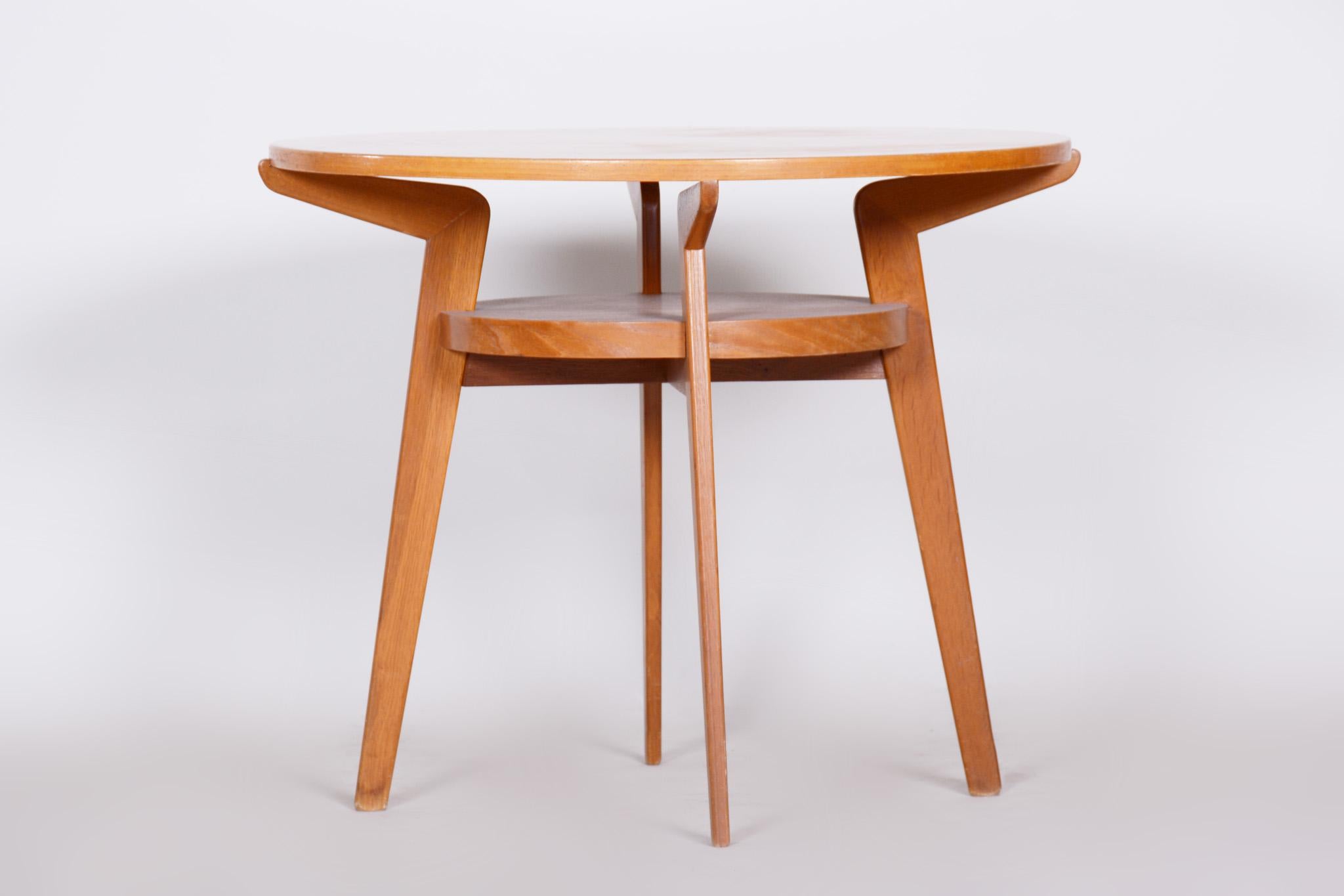 Small Mid Century Table, Made in Czechia, 1950s, Original Condition, Oak In Good Condition For Sale In Horomerice, CZ