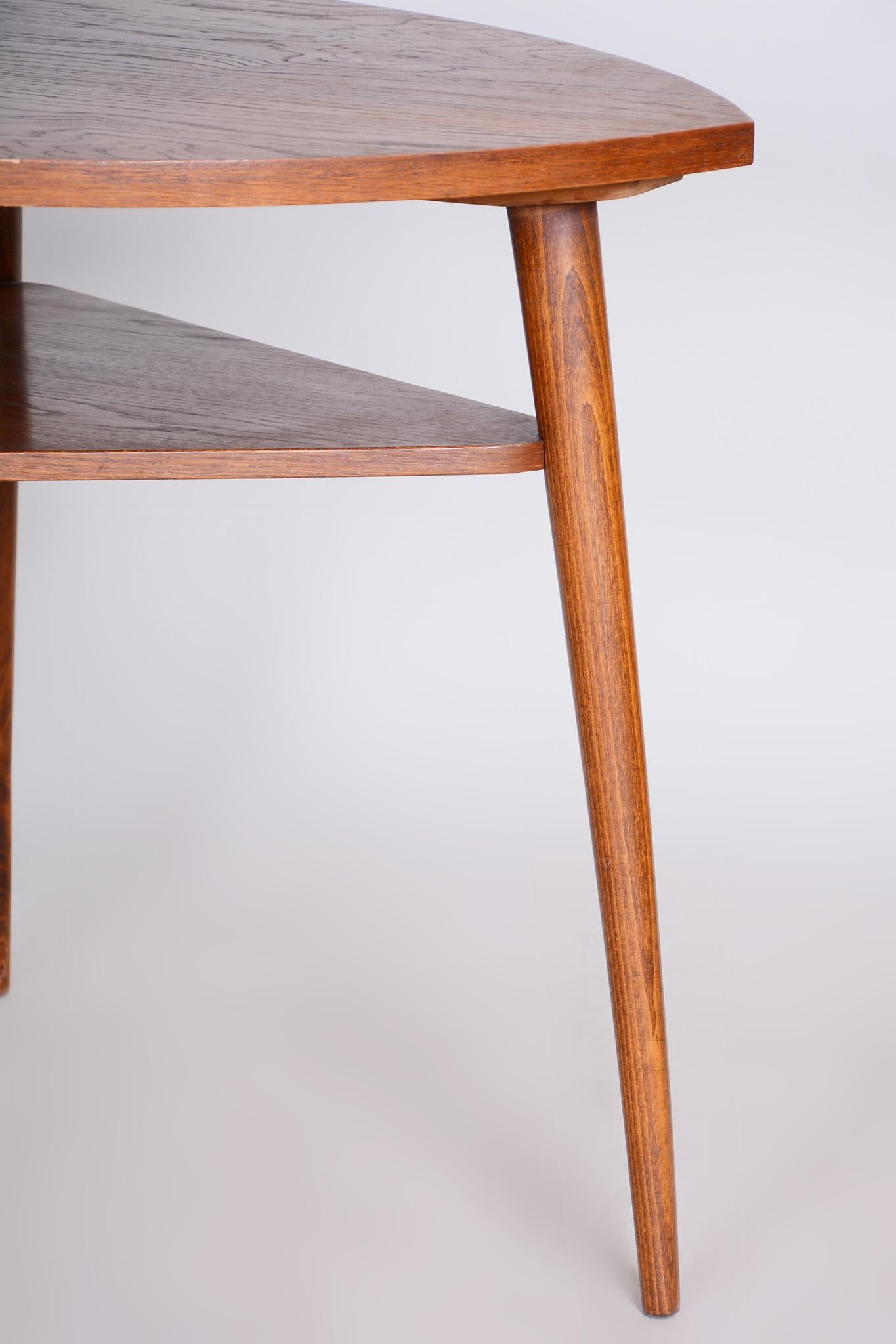Kleiner Mid-Century-Tisch, hergestellt in Tschechien, 1950er Jahre, Originalzustand, Eiche im Zustand „Gut“ im Angebot in Brandys nad Labem, Středočeský kraj