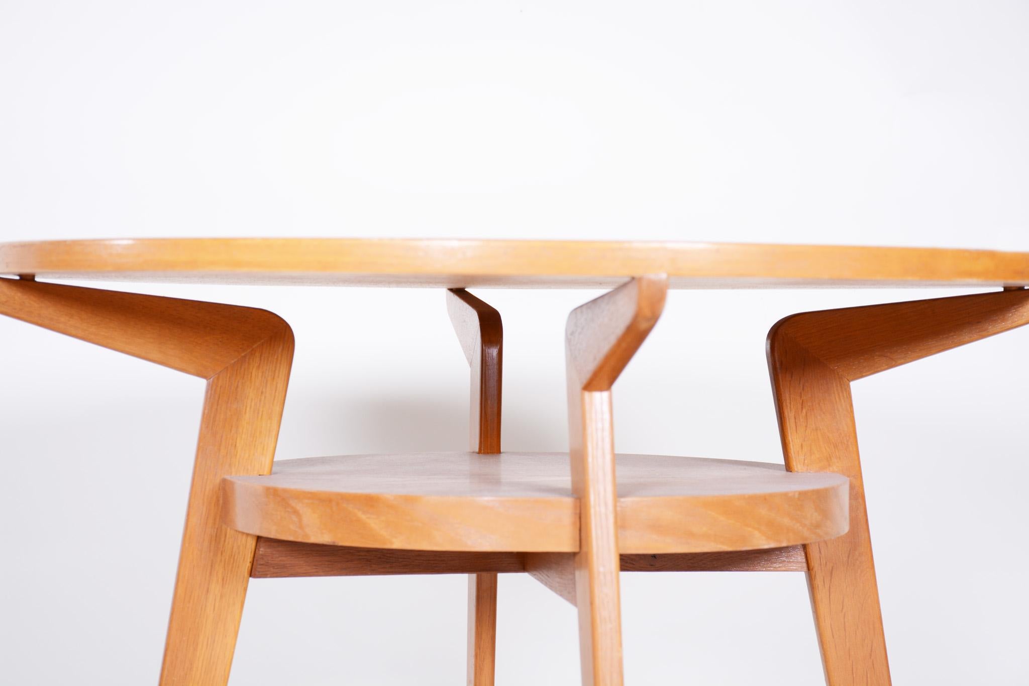 Small Mid Century Table, Made in Czechia, 1950s, Original Condition, Oak For Sale 1