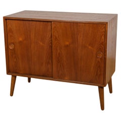 Piccola credenza in teak di metà secolo di Feldballes Møbelfabrik, Danimarca, anni '60