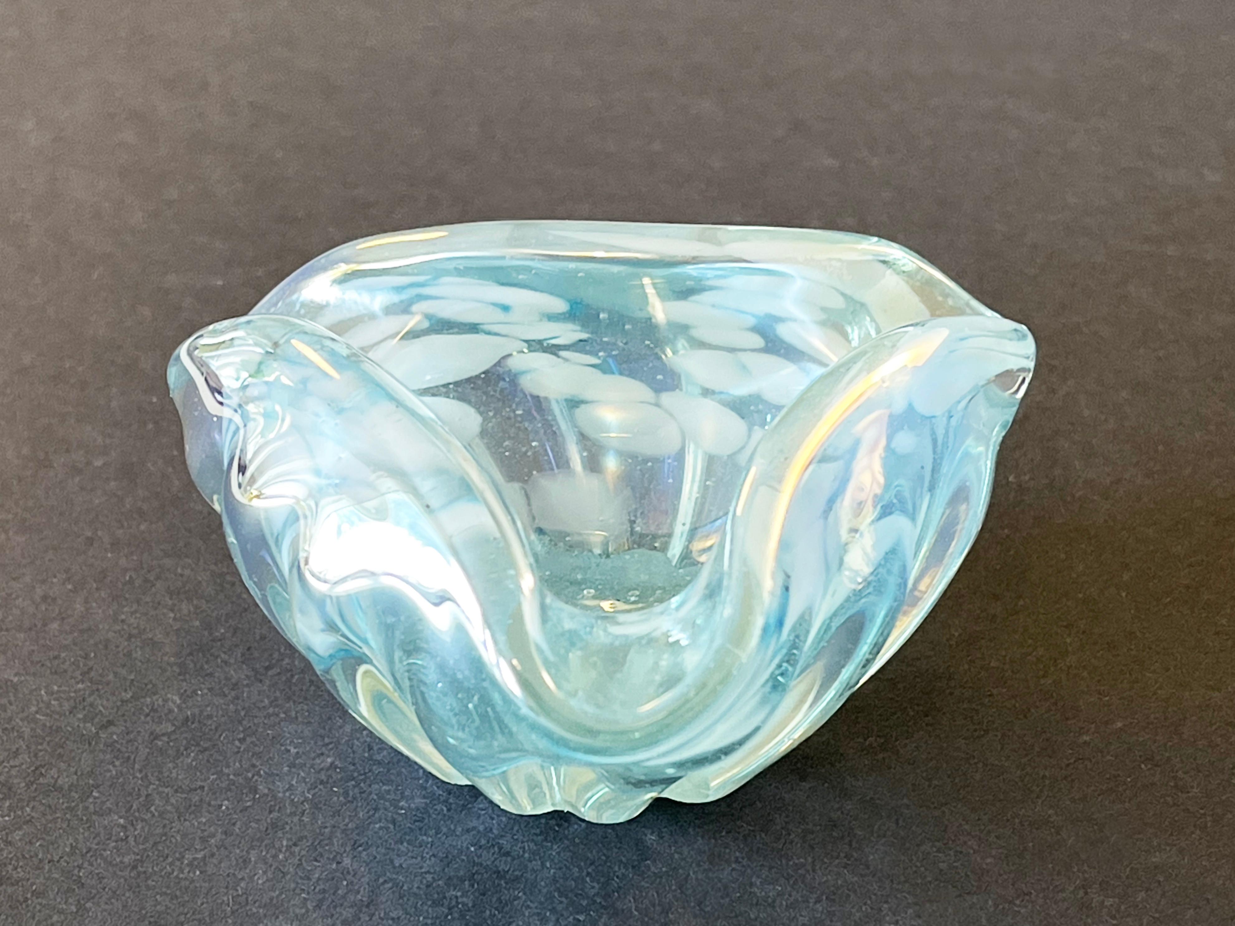 Small Mid-Century Triangle Murano Glass Ashtray Light blue & White, 1960s, Italy In Good Condition In Andernach, DE
