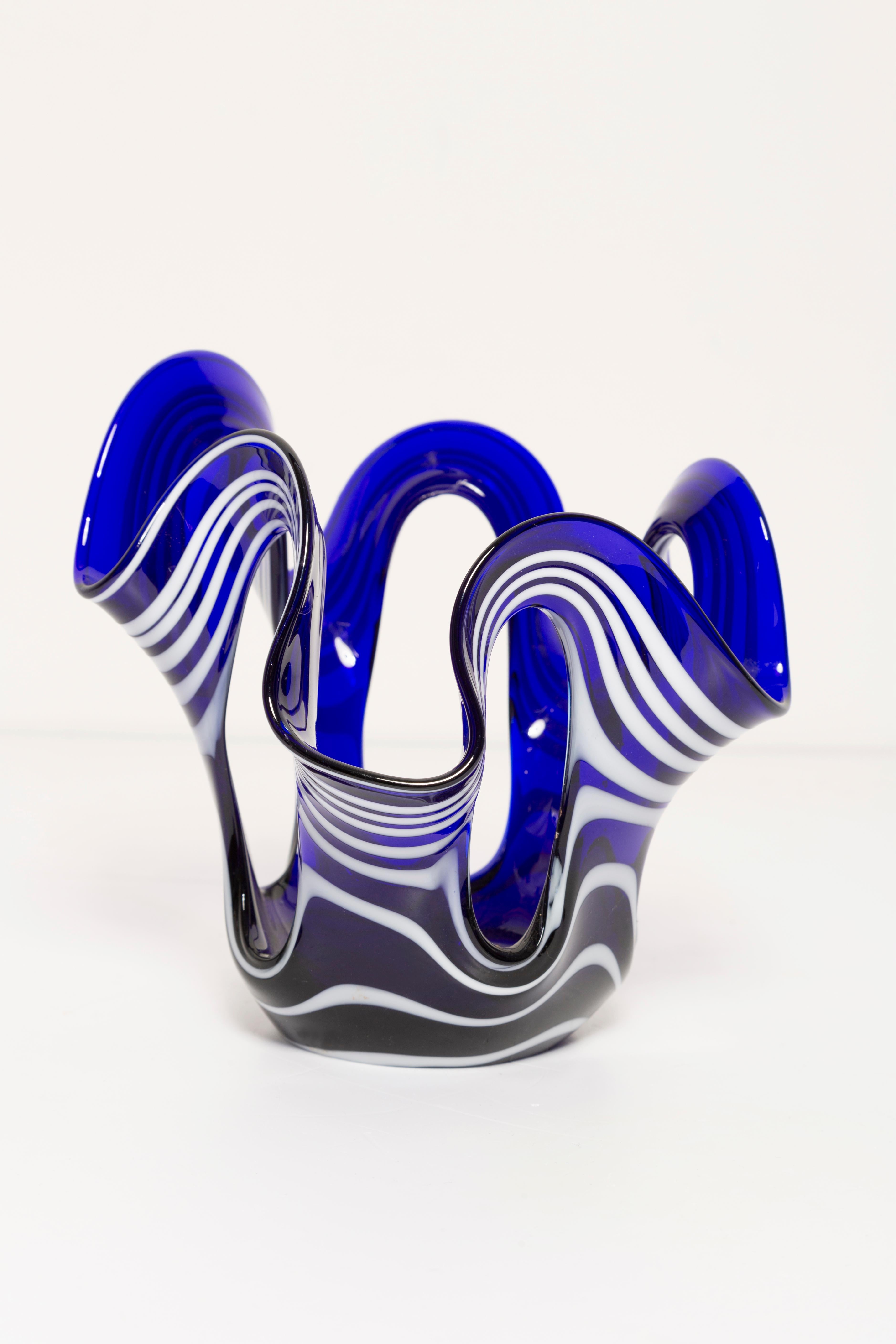 Blue in amazing organic shape. Produced in 1960s.
Glass in perfect condition. The vase looks like it has just been taken out of the box.

No jags, defects etc. The outer relief surface, the inner smooth. Thick glass vase, massive.

The irregular