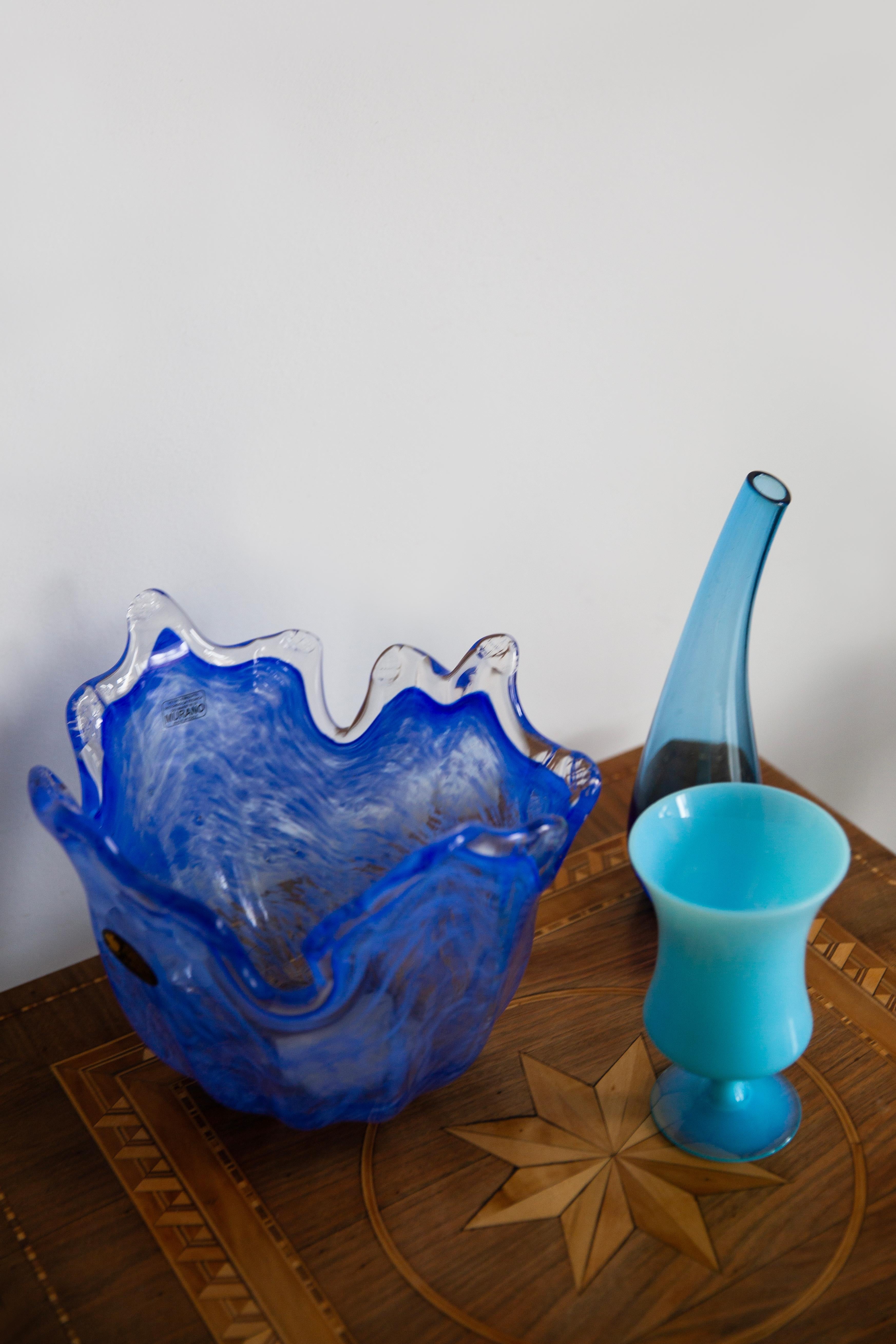 Polonais Petit vase en verre bleu vintage du milieu du siècle, Europe, années 1960 en vente