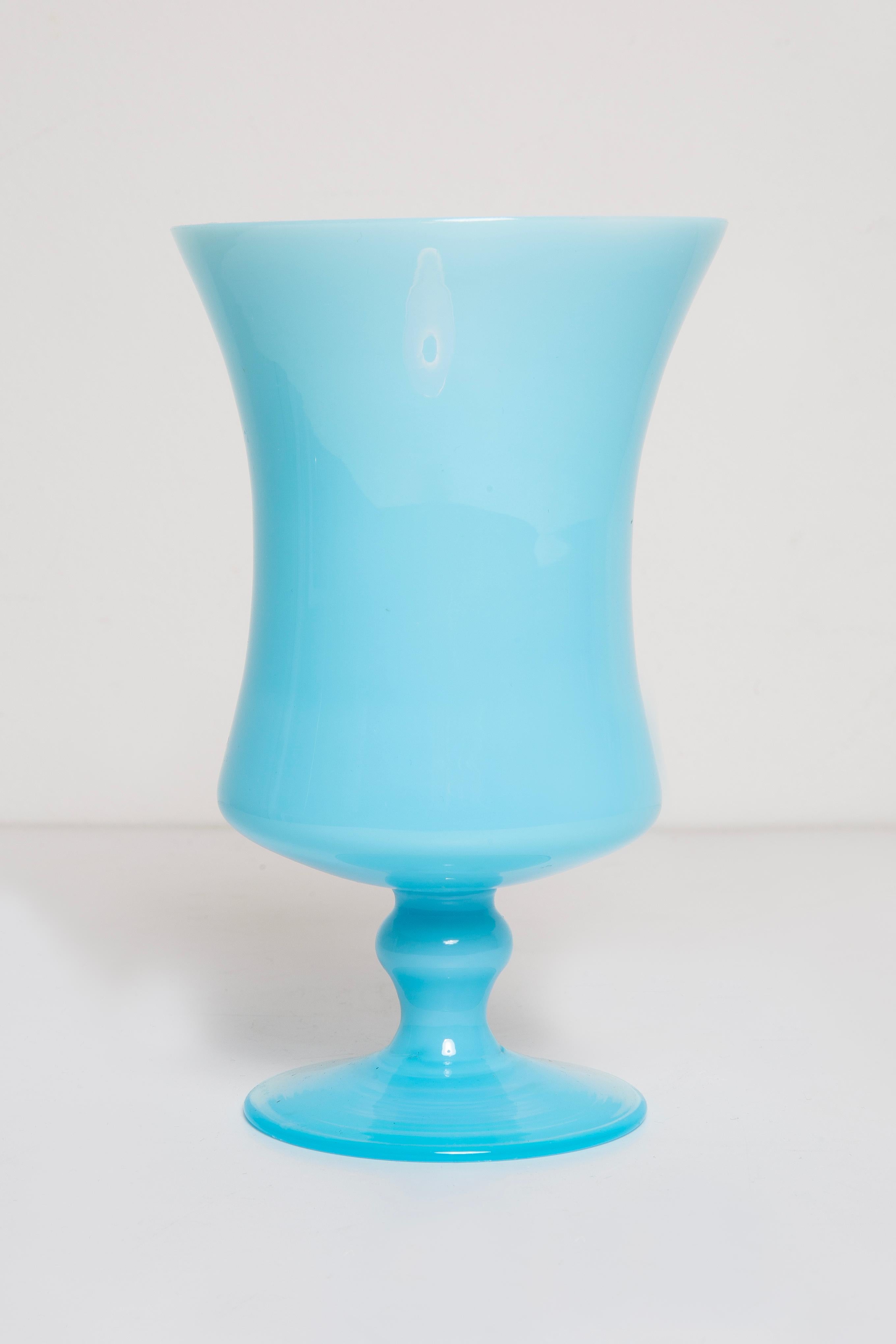 Petit vase en verre bleu vintage du milieu du siècle, Europe, années 1960 Bon état - En vente à 05-080 Hornowek, PL