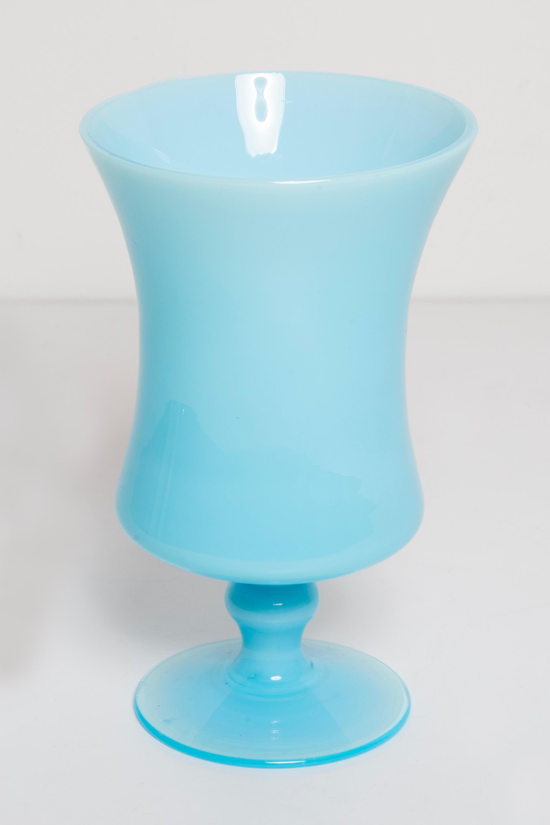20ième siècle Petit vase en verre bleu vintage du milieu du siècle, Europe, années 1960 en vente