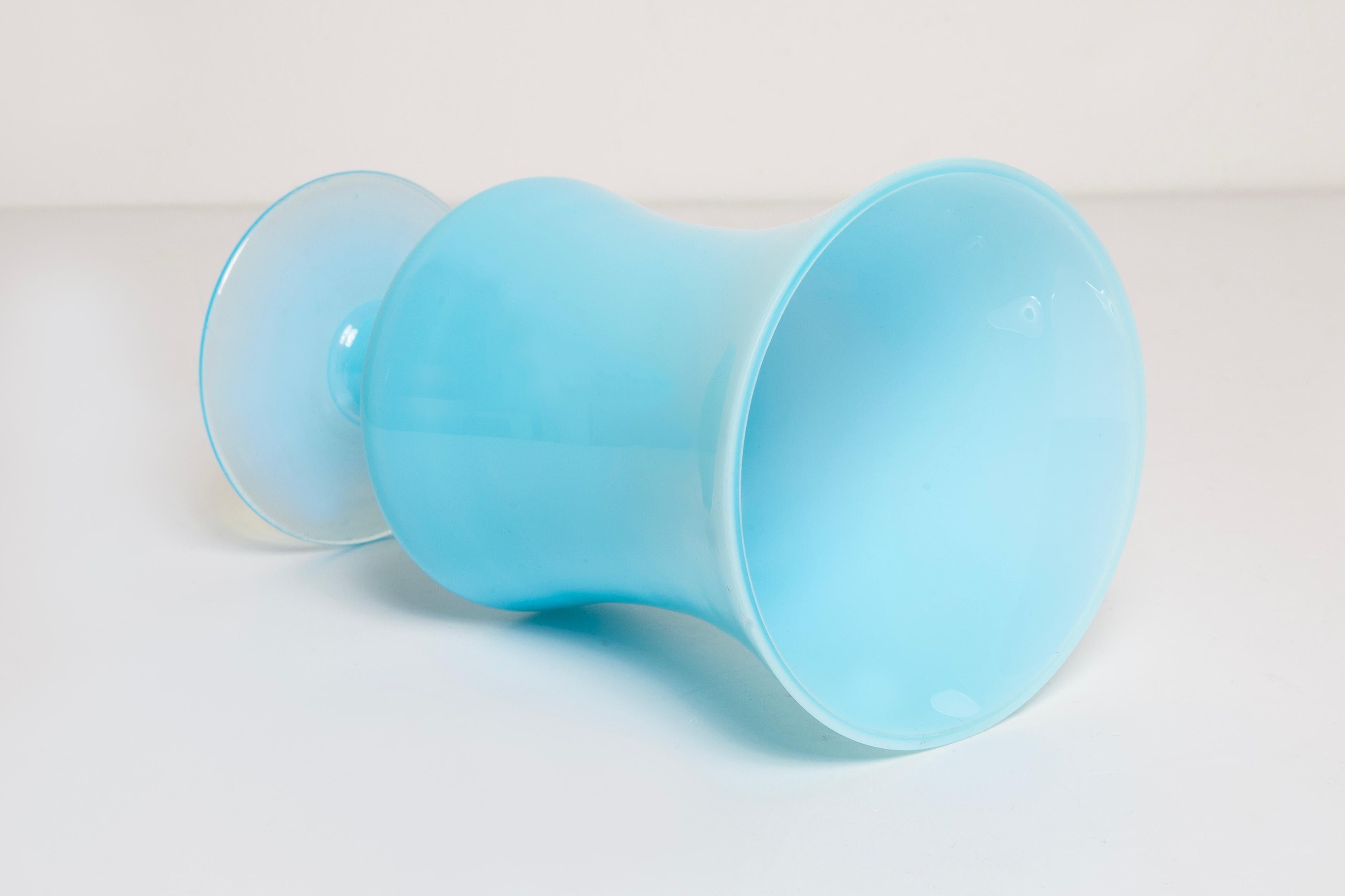 Verre Petit vase en verre bleu vintage du milieu du siècle, Europe, années 1960 en vente