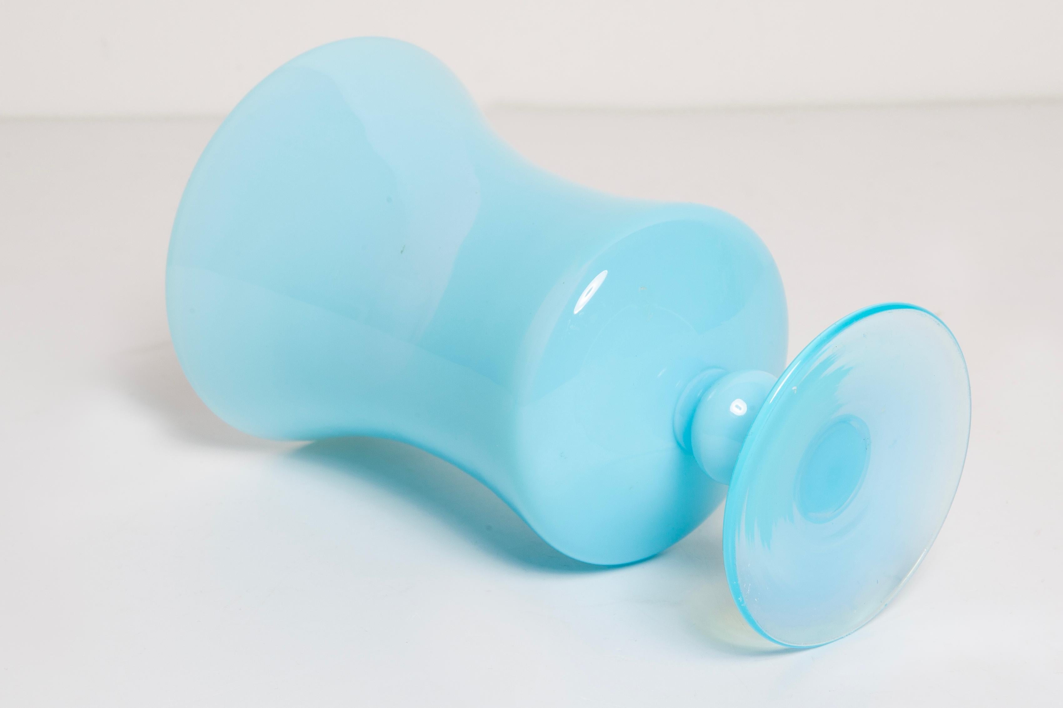 Petit vase en verre bleu vintage du milieu du siècle, Europe, années 1960 en vente 1