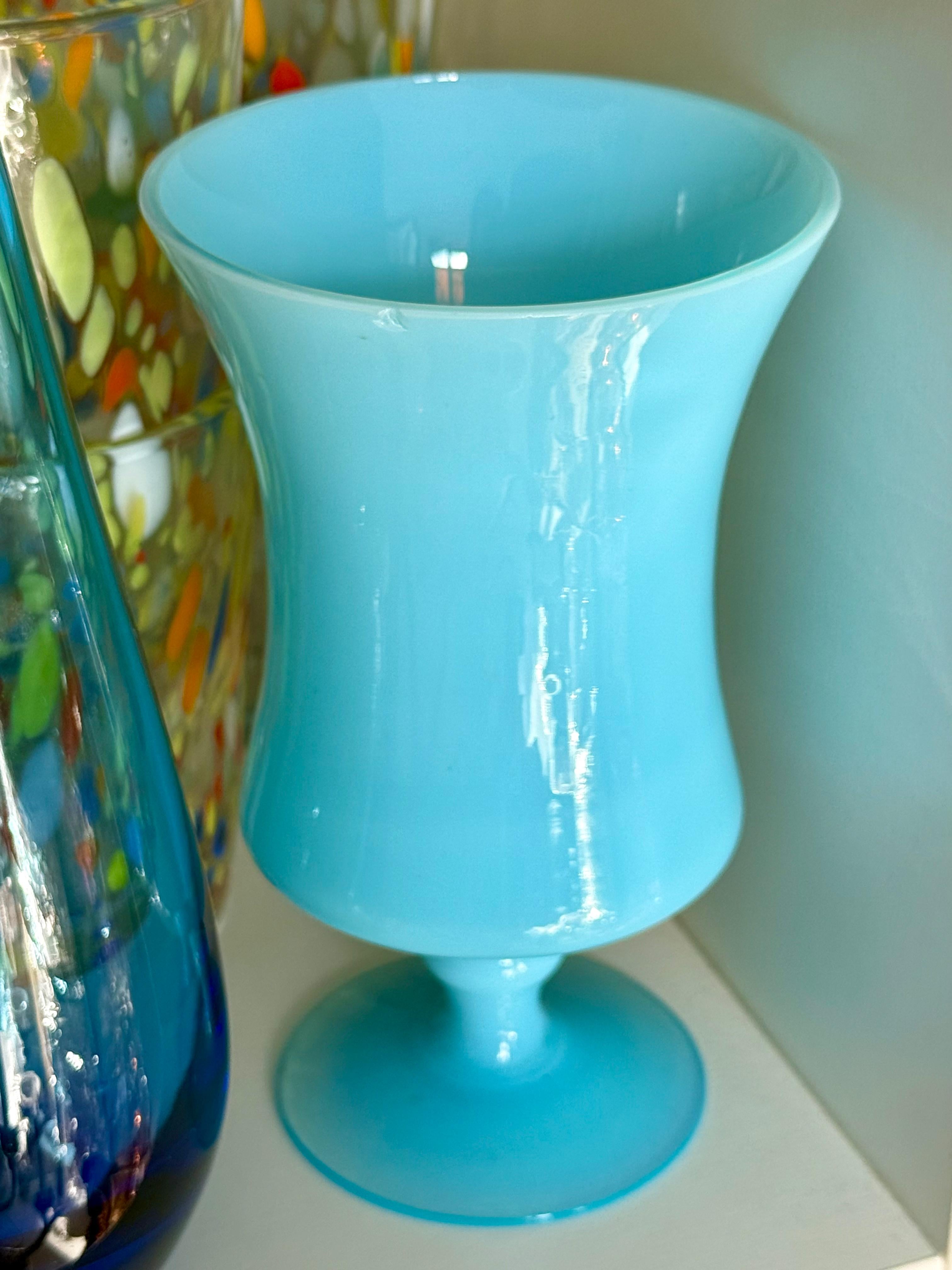 Petit vase en verre bleu vintage du milieu du siècle, Europe, années 1960 en vente 2