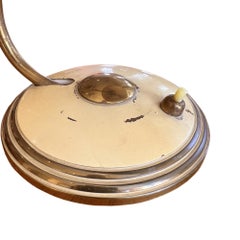 Petite lampe de bureau du milieu du siècle par Helo, laiton et peinture crème