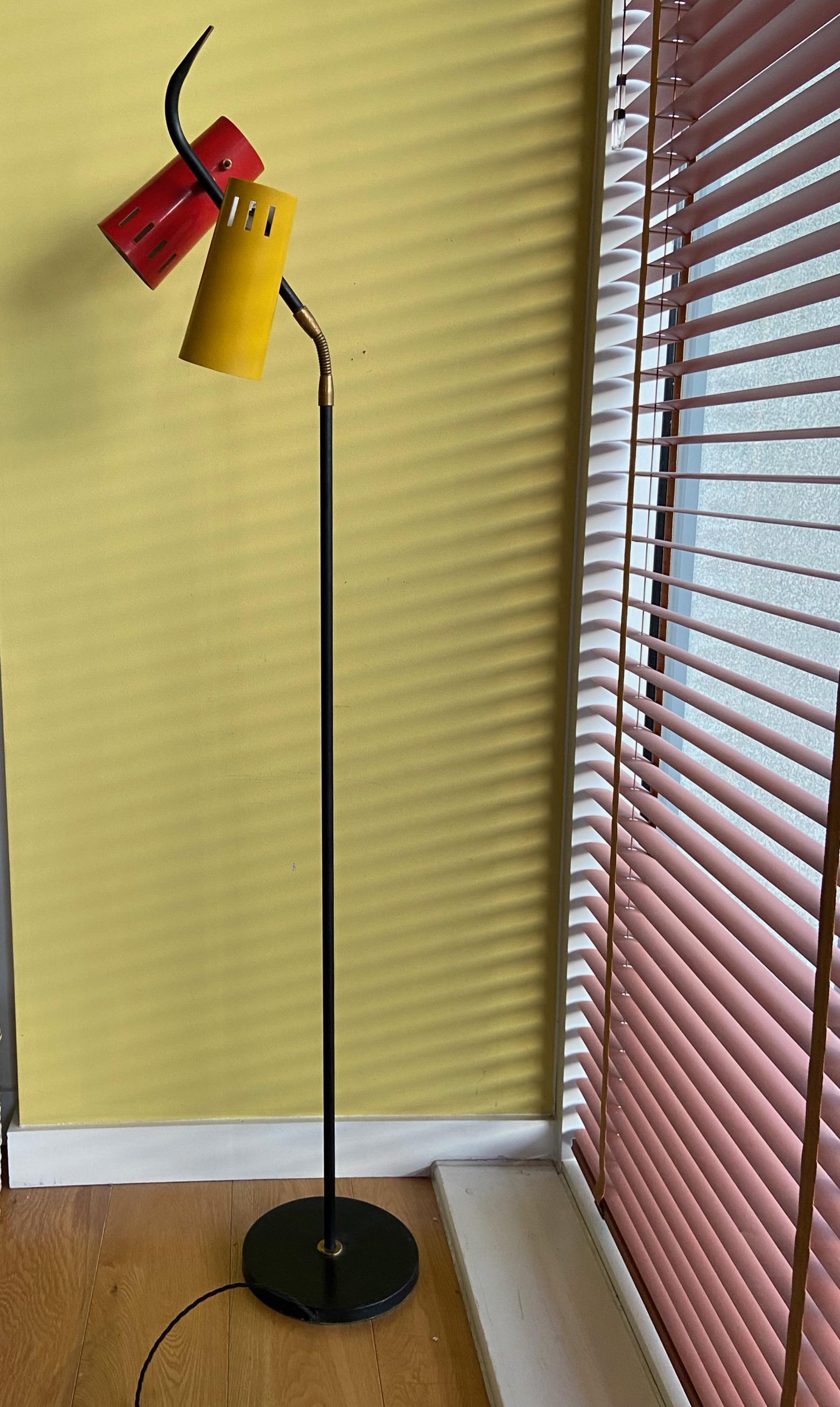 Peint Lampadaire Stilux italien du milieu du siècle dernier, abat-jour flexible rouge et jaune en vente