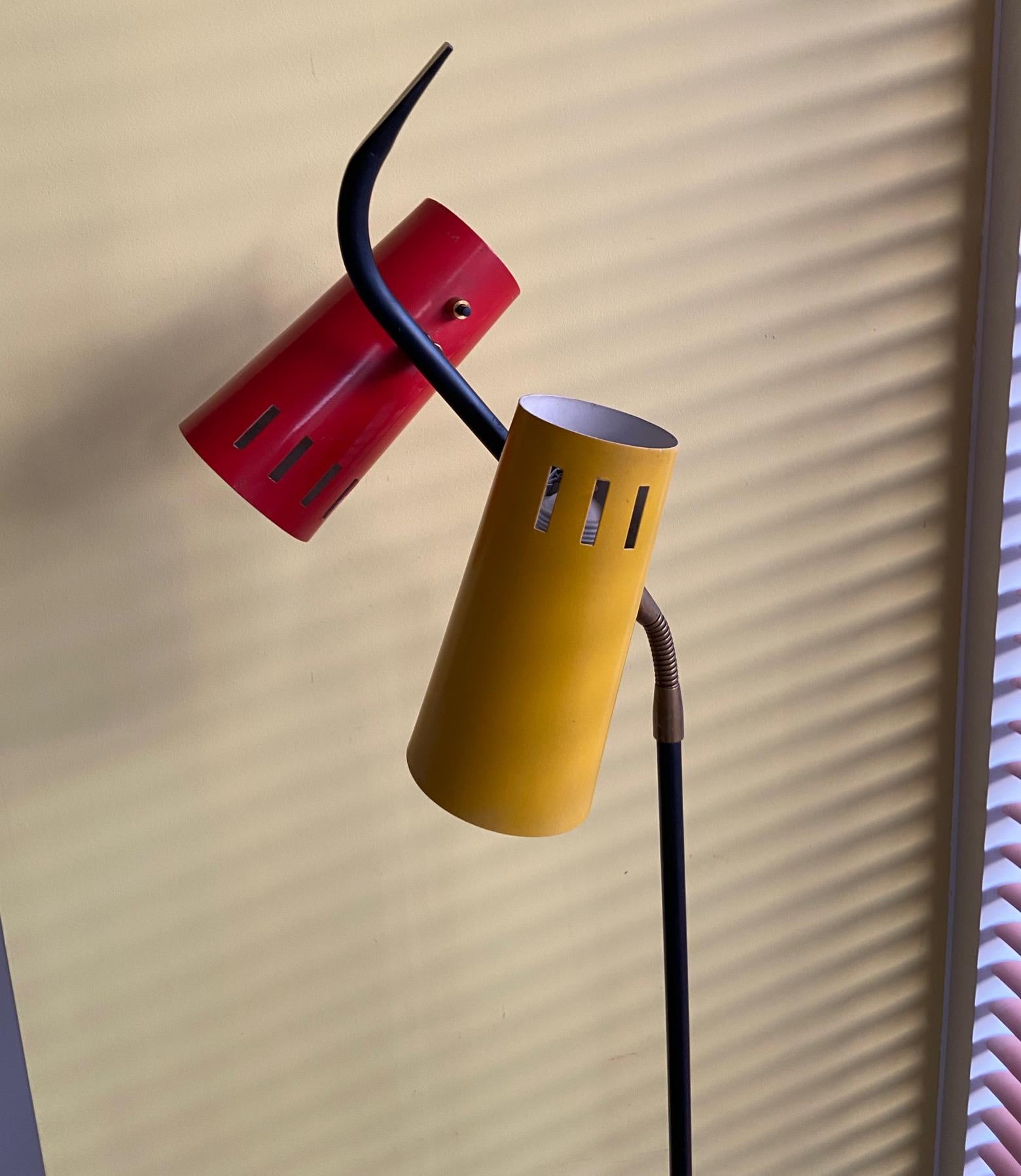 20ième siècle Lampadaire Stilux italien du milieu du siècle dernier, abat-jour flexible rouge et jaune en vente