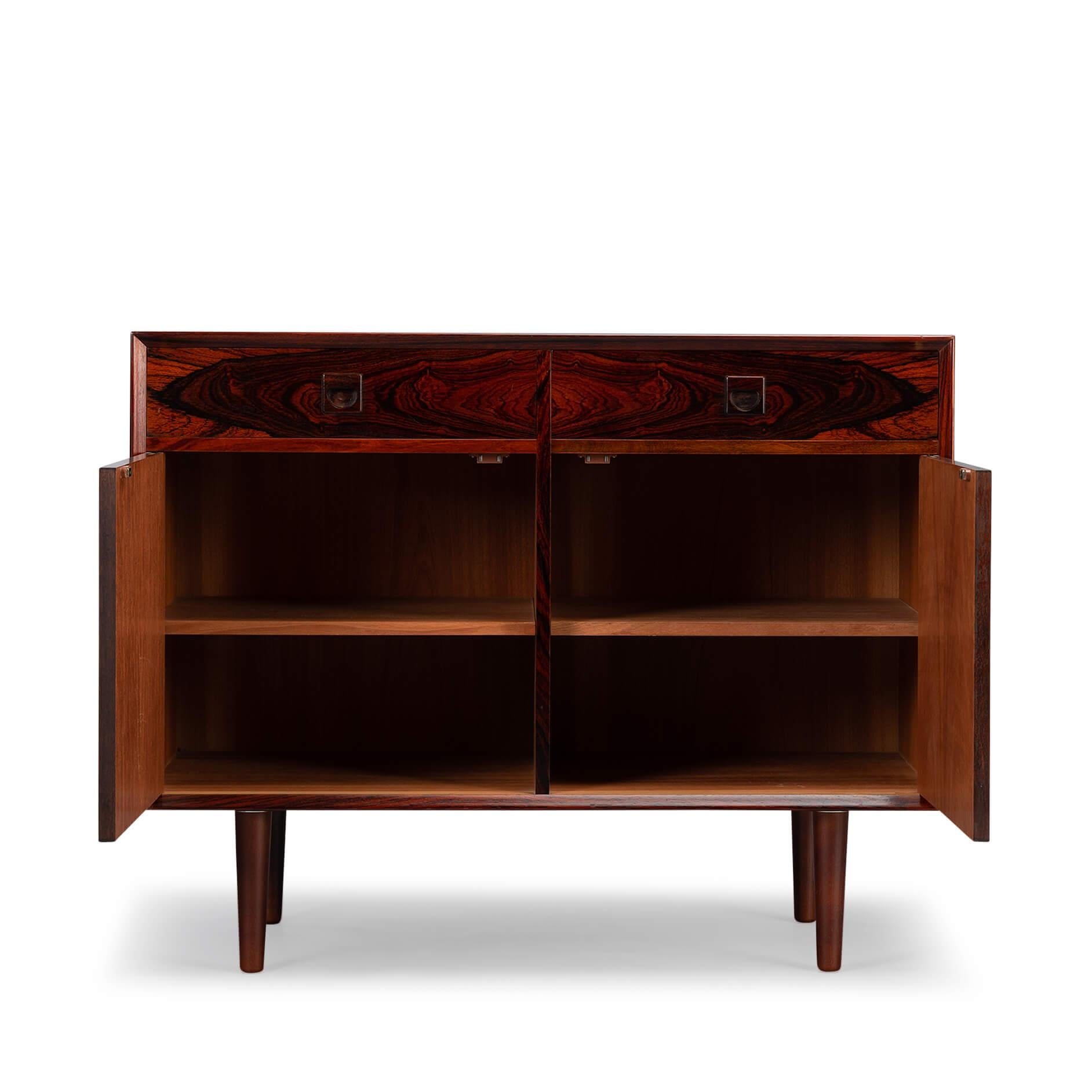 Small rosewood sideboard designed by E. Brouer and manufactured by Brouer Møbelfabrik. An eye-catcher in every hallway, study or living! This sideboard has a top layer of two drawers that fit like a glove. Underneath are two doors.

There is a
