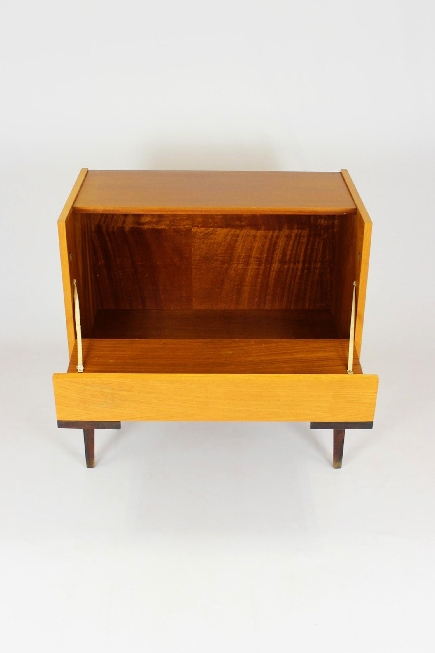 Dieses kleine Sideboard aus Esche und Mahagoni wurde 1970 von UP Zavody in der Tschechoslowakei hergestellt. Es ist in seinem ursprünglichen, sehr guten Zustand erhalten.
Wir haben weitere Möbel aus diesem Set (Kleiderschrank, 2 Sideboards,