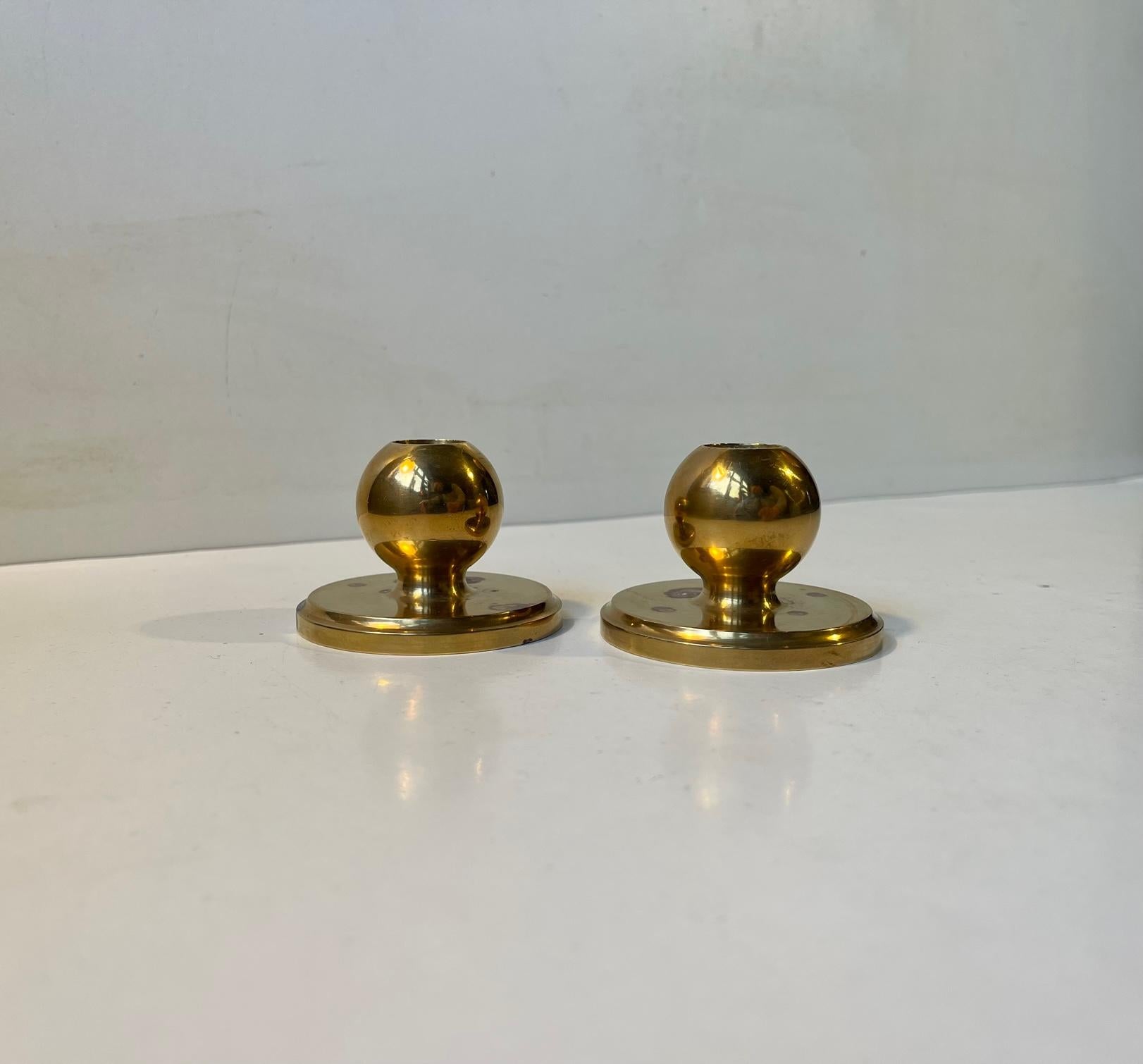 Kleine kugelförmige Kerzenständer aus Bronze, Mitte des Jahrhunderts (Moderne der Mitte des Jahrhunderts) im Angebot