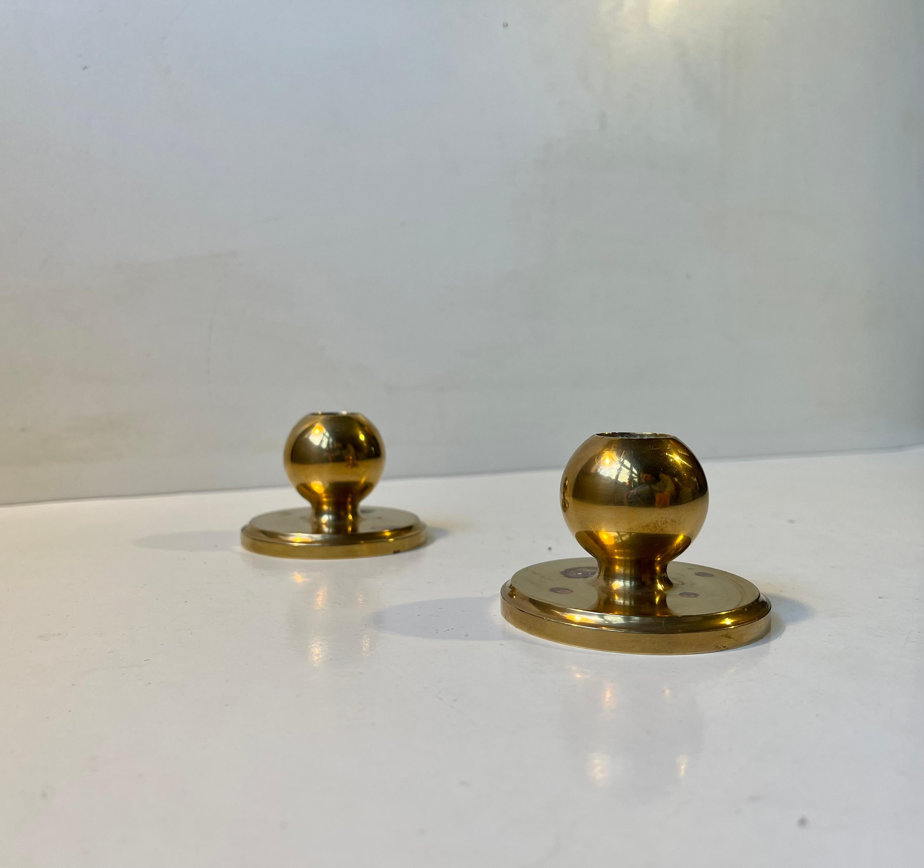 Kleine kugelförmige Kerzenständer aus Bronze, Mitte des Jahrhunderts (Skandinavisch) im Angebot