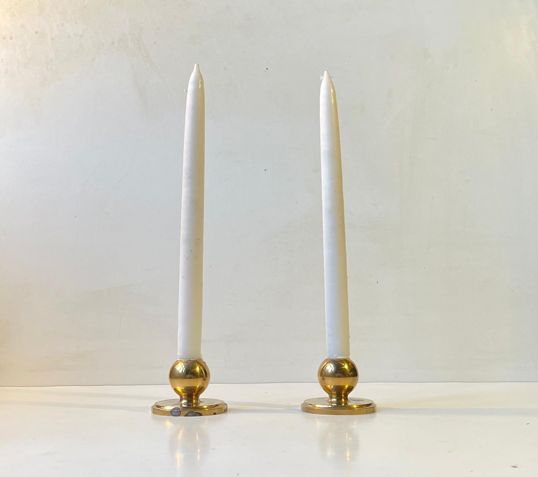 Kleine kugelförmige Kerzenständer aus Bronze, Mitte des Jahrhunderts (Gegossen) im Angebot