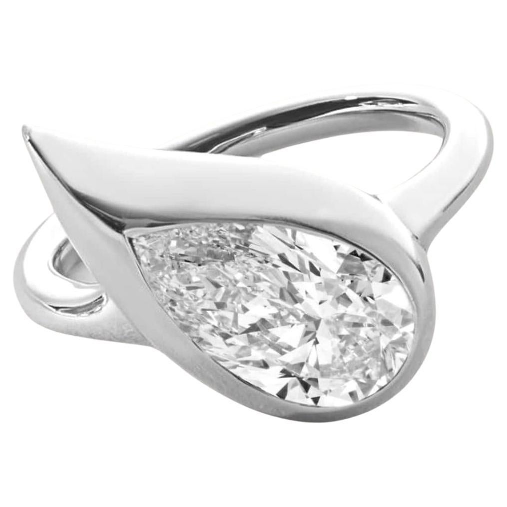 Kleiner Mika Pinky Ring aus Weißgold mit Birnen-Diamant, links