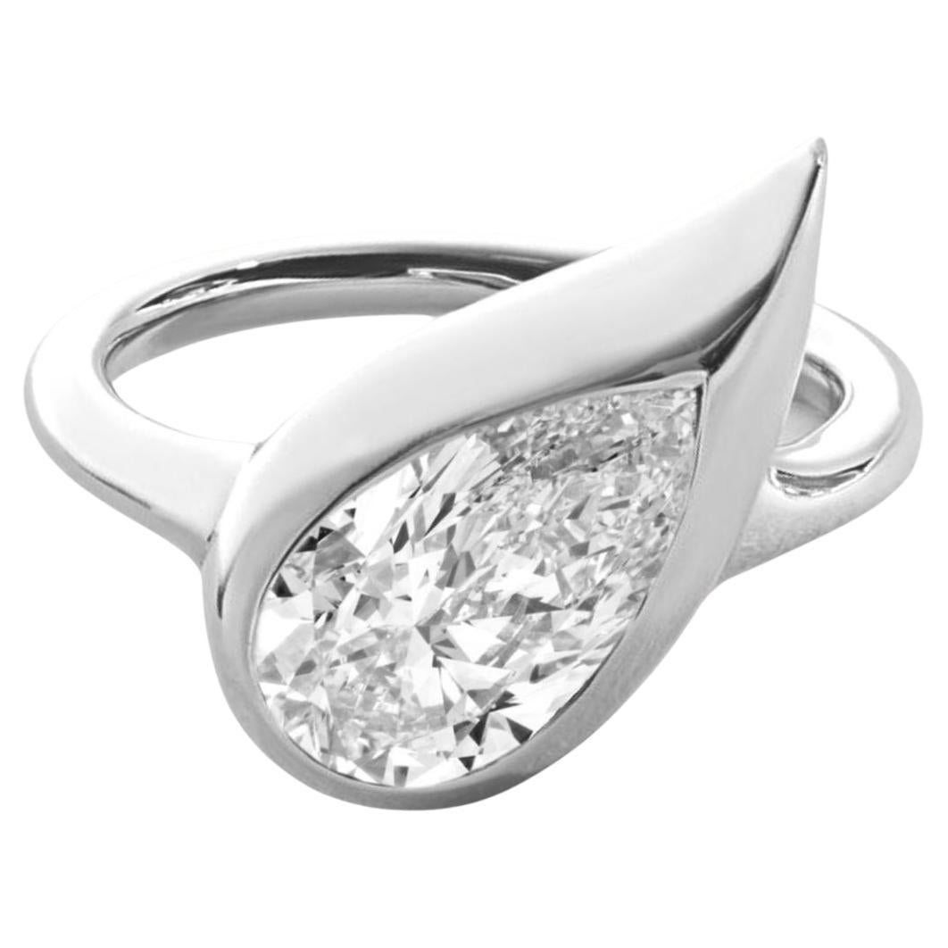 Kleiner Mika Pinky Ring aus Weißgold mit Birnen-Diamant, rechts