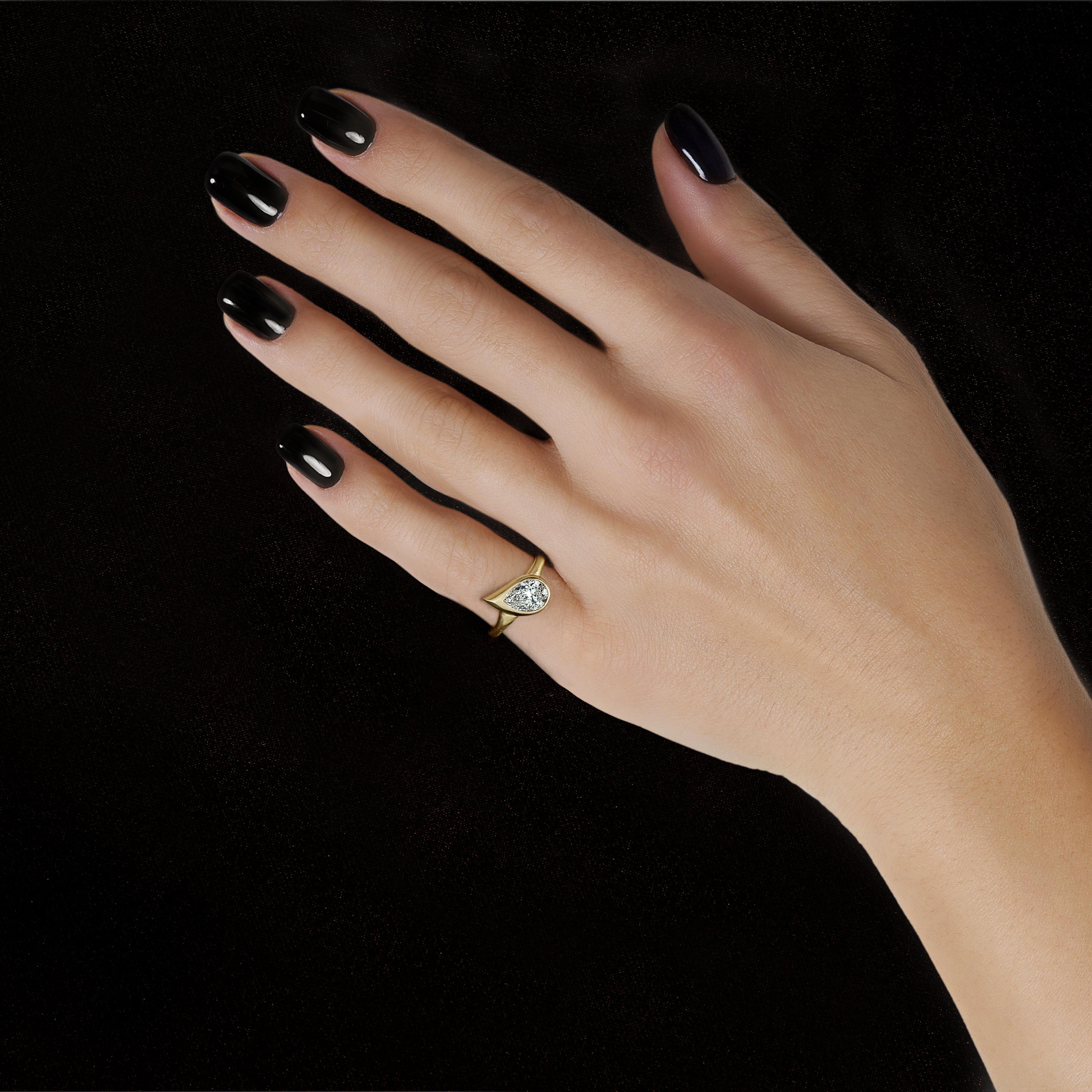 Nel mondo dell'alta gioielleria, l'anello da mignolo regna sovrano. Tutti hanno bisogno di una scusa per alzare il calice e questo eccezionale anello da mignolo con diamante incastonato è in grado di farlo. Ispirato agli elementi della terra,