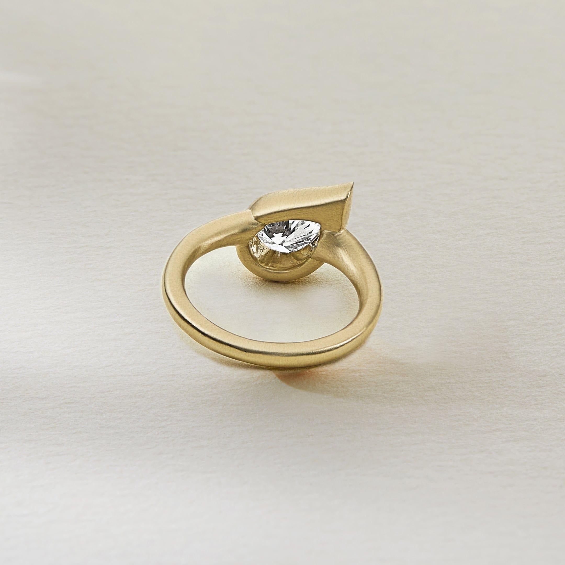 Taglio a goccia Anello da mignolo piccolo Mika in oro giallo con diamante perlato, a sinistra in vendita