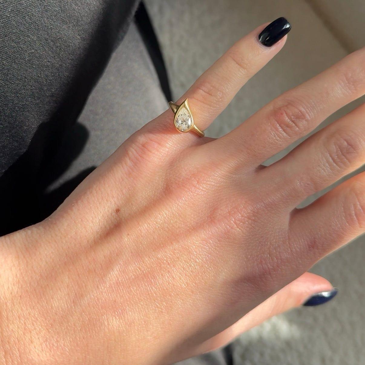 Anello da mignolo piccolo Mika in oro giallo con diamante perlato, a sinistra In condizioni Nuovo in vendita a New York, NY