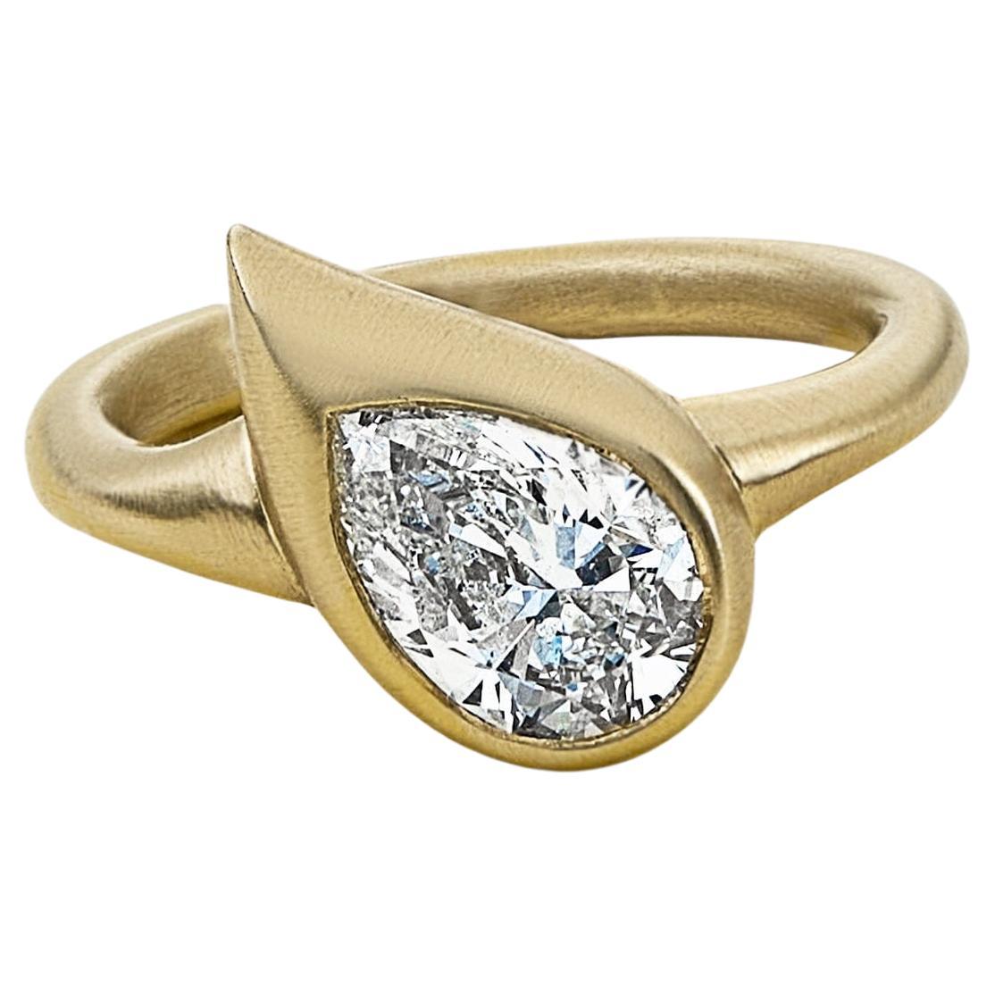 Kleiner Mika Pinky Ring aus Gelbgold mit Birnen-Diamant, links