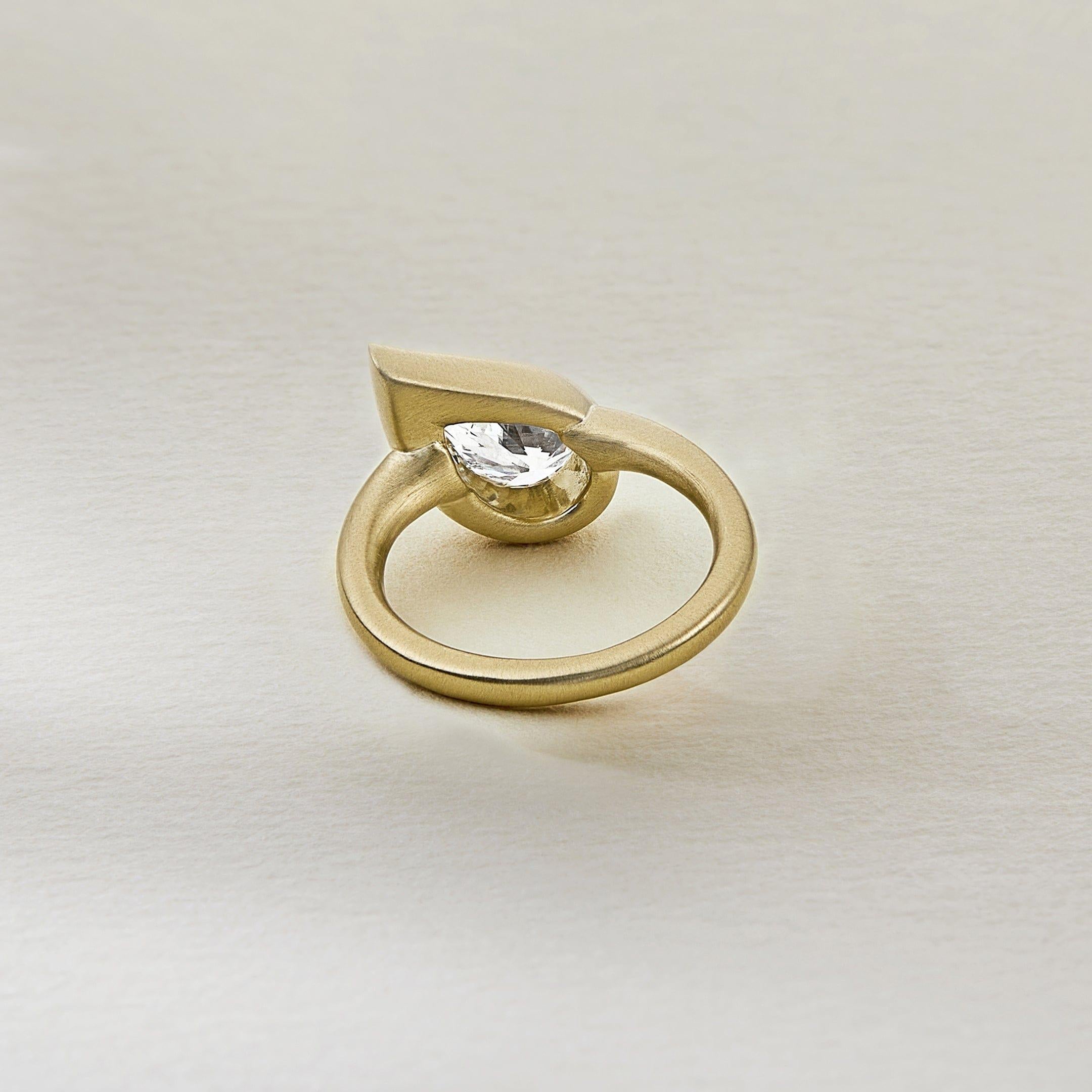 Anello Mika piccolo da mignolo in oro giallo con diamante perlato, a destra In condizioni Nuovo in vendita a New York, NY