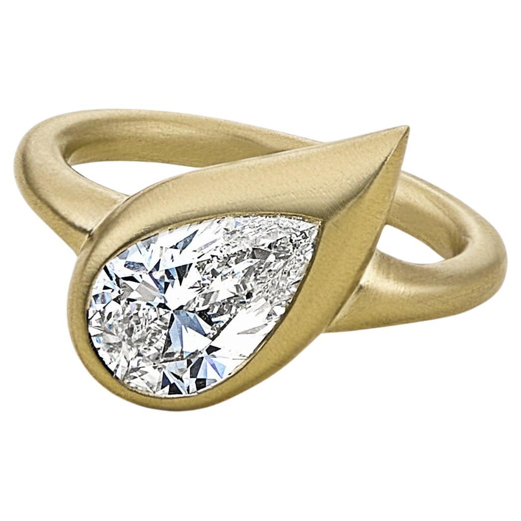 Kleiner Mika Pinky Ring aus Gelbgold mit Birnen-Diamant, rechts