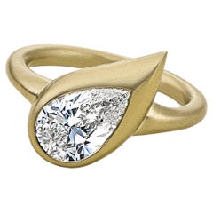 Kleiner Mika Pinky Ring aus Gelbgold mit Birnen-Diamant, rechts