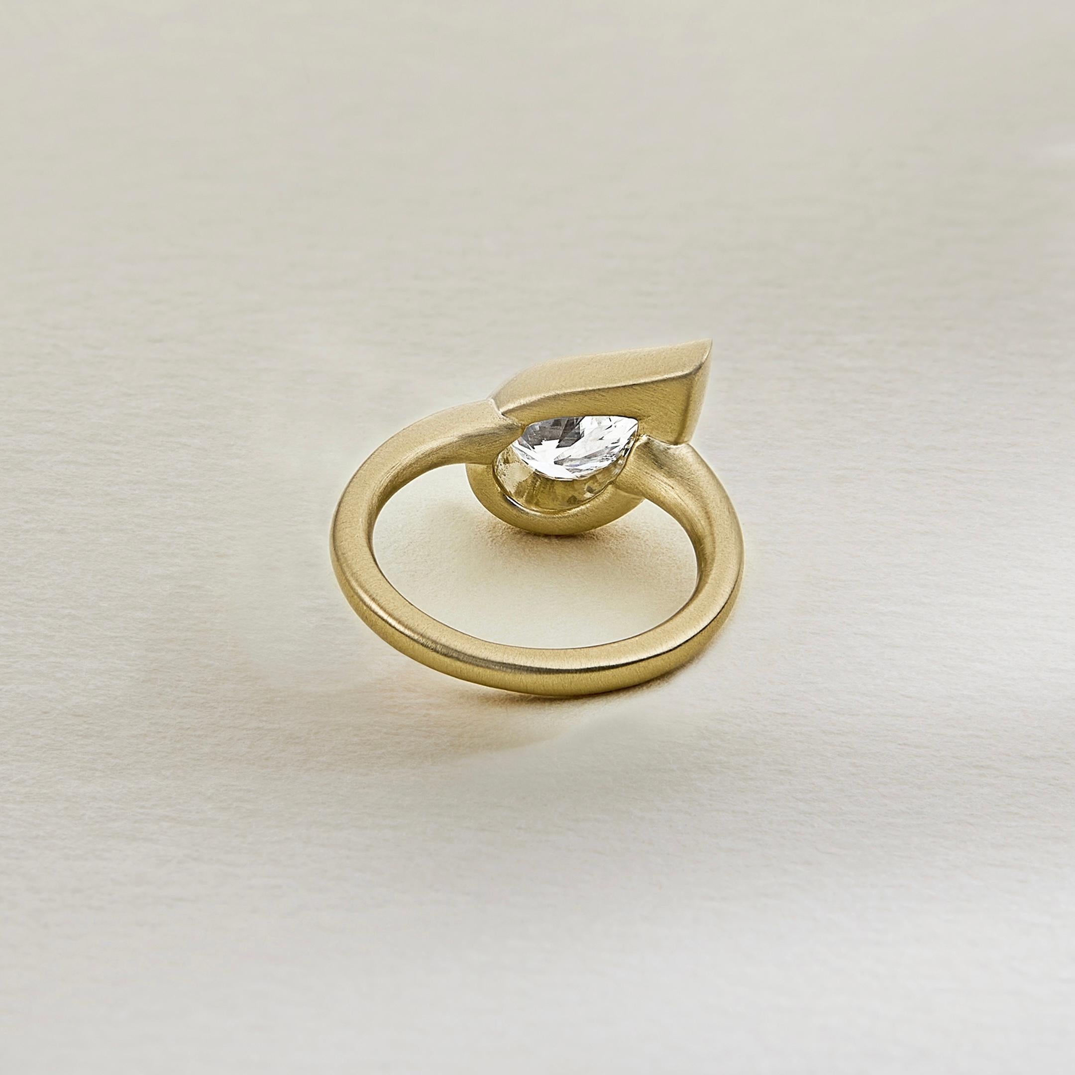 Mika Rosa Ring mit birnenförmigem Diamantring, links (Zeitgenössisch)